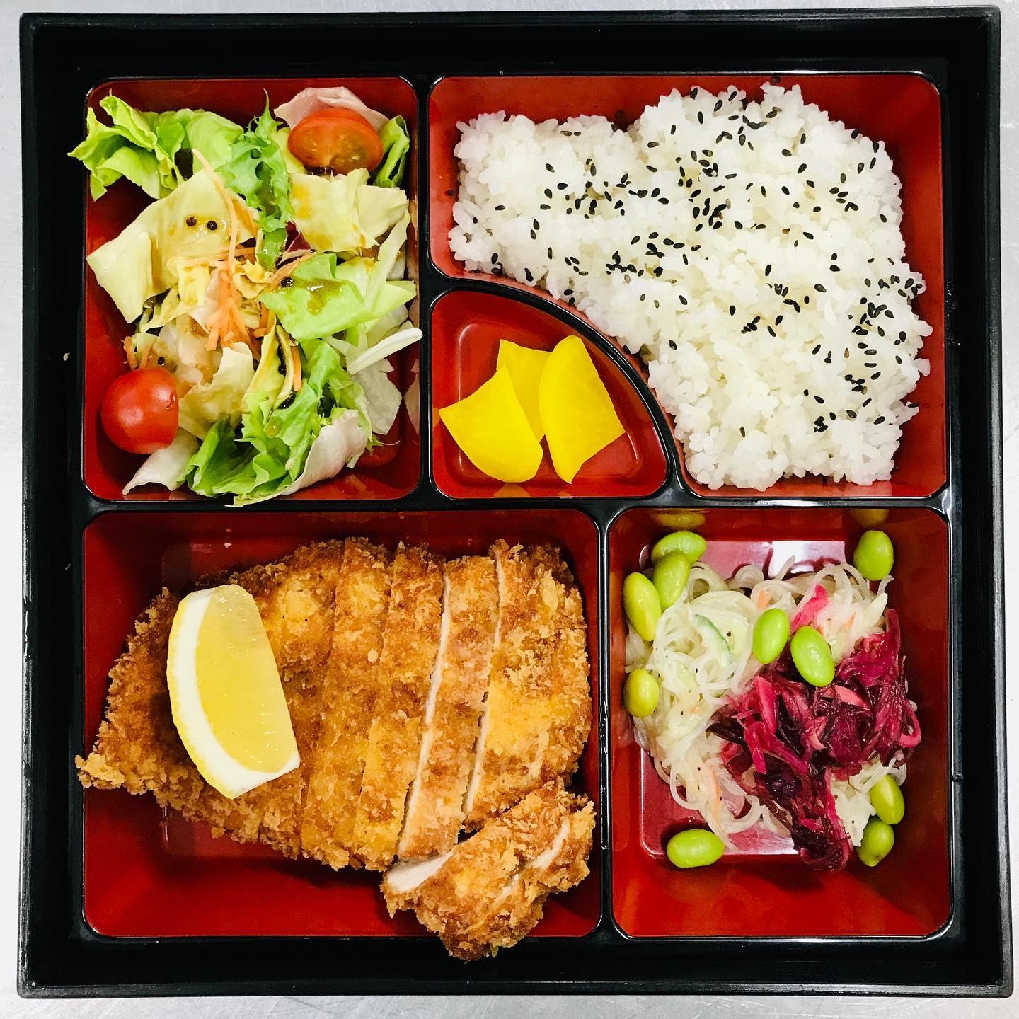This week‘s lunch menus: torikatsu bento (breaded chicken breast), niku udon (our winter special: beef noodle soup), and yakisoba (vegan stir fried noodles and veggies).😋