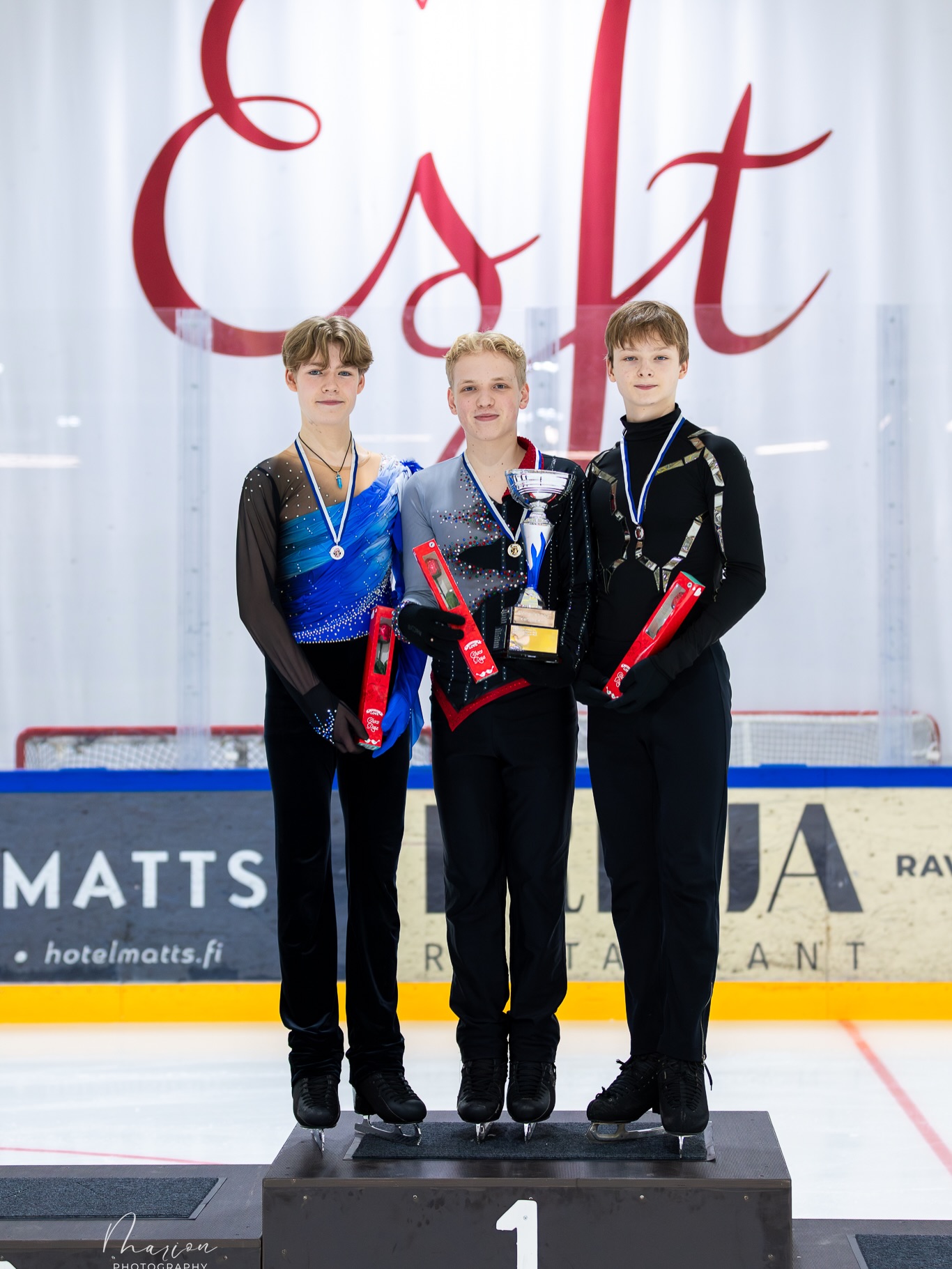 💎 SM-Noviisit SM2026💎
Tunnelmia viikonlopun kilpailusta ⛸️💎 📷 @kayhtyphoto
Laurille ja Vennille kaksoisvoitto SM-Noviisi pojissa 🥇🥈💎 Janella nosti sijoitustaan upealla vapaaohjelmalla ja oli kisan 9.⭐️ Kiia 19.⭐️ Liia 21.⭐️
Tulokset:
Pojat
🥇 Lauri, EsJt
🥈 Venni, EsJt
🥉 Nikita, LrTL
Tytöt
🥇 Neea, TapTL
🥈 Lindia, RauTL
🥉 Noomi, PoriTa
#espoonjaataiturit #esjtyksinluistelu @tapparataitoluistelu @porin_taitoluistelu @lrtlofficial @rauman_taitoluistelijat