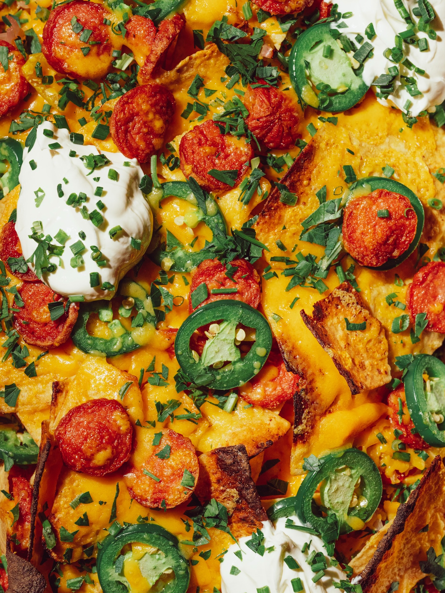 The King’s Nachos!
Crispy Kwinter’s hot dogs — beef, chicken, or both.
Melted cheddar.
Jalapeños.
Tortilla chips.
Sour cream.
Simple to make:
1. Slice Kwinter’s hot dogs thin
2. Pan fry until crisp and caramelized
3. Layer tortilla chips with cheddar and hot dogs
4. Bake until the cheese melts
5. Top with jalapeños, sour cream and herbs
Perfect for tonight’s Canada vs USA WBC quarterfinal!⚾🌭👑