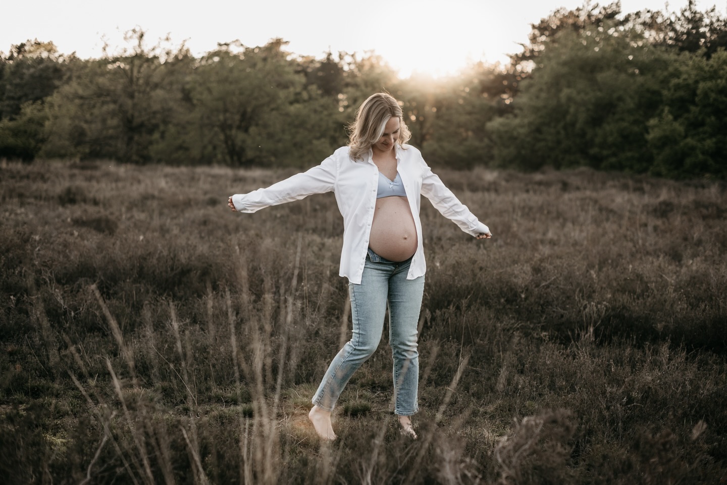 De tijd is weer verzet en dat betekent langere avonden.
Als ultiem zomerkind word ik daar dus echt heel blij van. Want dit betekent weer golden hour shoots zoals deze.
Blote buiken, warme avondzon, blote voeten in het zand en rustig samen wandelen terwijl de zon langzaam ondergaat.
Kom maar door met die zomerse zwangerschapsshoots.
#goldenhour #zwangerschapshoot #summerphotography #goldenlight #maternitymoments