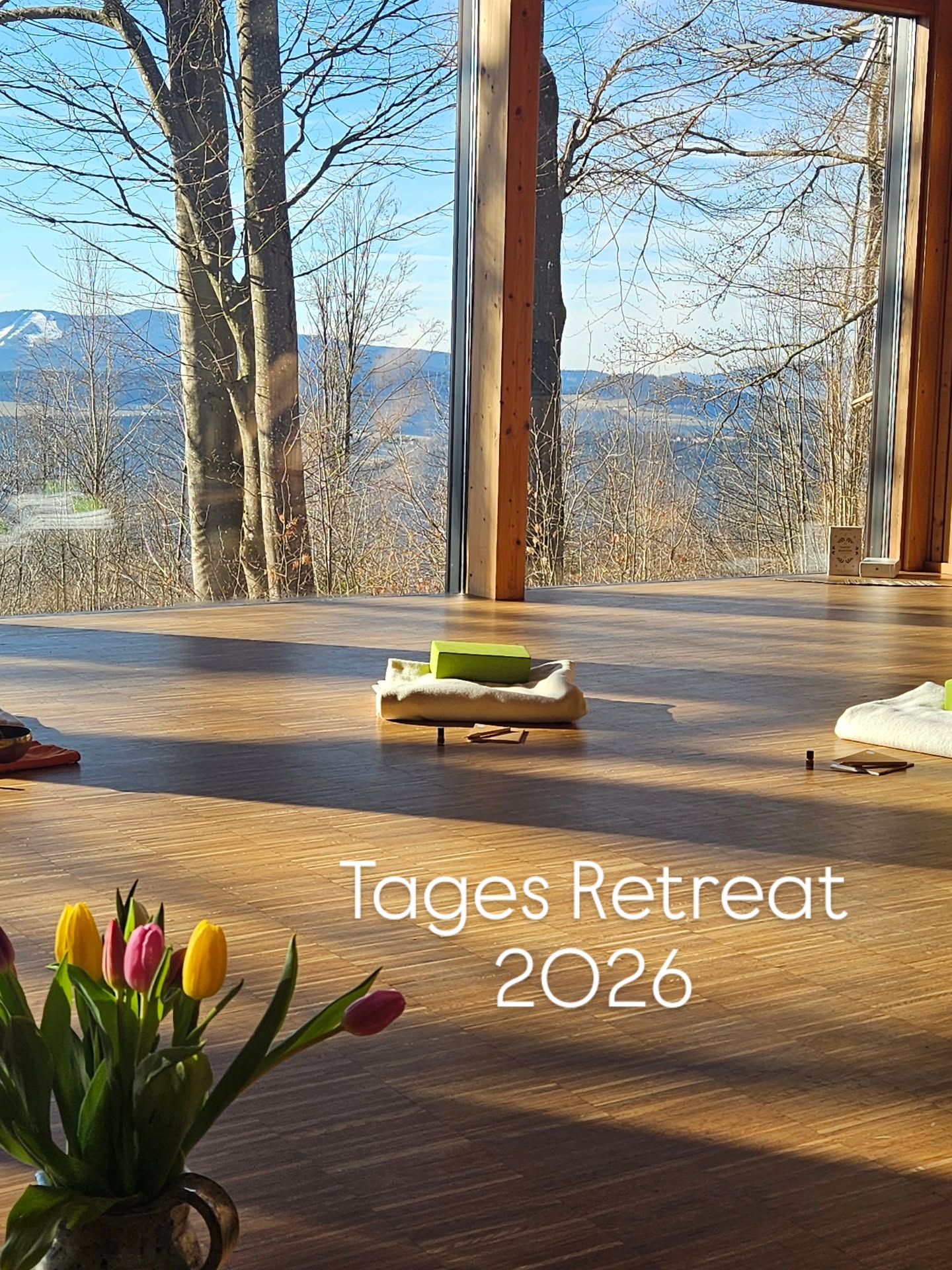 Yoga Tagesretreat 2026
Mit dem Frühjahr beginnt unsere Tages Yoga Retreat Saison im bayerischen Wald.
Der Ort an dem unser erstes Retreat stattgefunden hat.
3 Jahre später sind diese Tage ein Ort voller Wiedersehen. So viele von euch sind immer wieder dabei, begeistern weitere Yogis und bringen neue +1 mit. Zugleich ist es ein sanfter Einstieg in die Retreatwelt, wodurch Neugierige, ganz Neue, angezogen werden. Genau deswegen sind die Tagesretreats ein so wichtiger Teil meines Yogalehrer daseins, ein Herzensthema, von Beginn an.
💫Termine 2026:
09. Mai
26. September
24. Oktober
Ablauf:
🧘🏼♀️ Meditation | Vinyasa Yoga
🖊 Reflektion | guided Journaling
🍴
⛰️ Achtsame Wanderung
🧘🏼♀️ Yin Yoga
✨️10:00 - 18:00 Uhr
@harlachberg.de
Anmeldung: PN | Link in Bio
(3 letzte Plätze für den Ersttermin)
Ein Wiedersehen? Ein Hej ich heiße Chrisi?
So oder so - ich freu mich drauf dich auf der Matte begleiten zu dürfen.
Love, Chrisi
.
.
.
#Tagesretreat
#yogaretreatbayerischerwald #harlachberg #retreatregensburg #tagesyogaretreat
