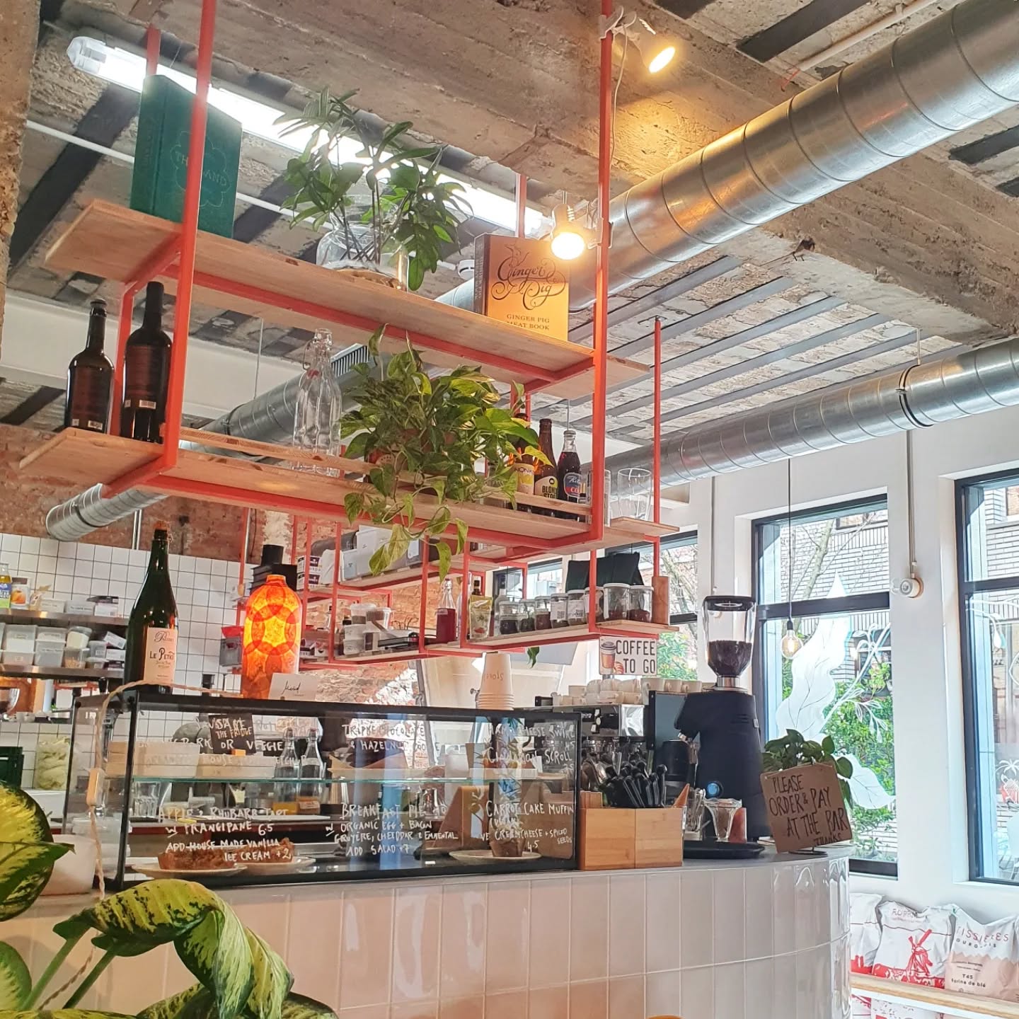 Lunch bij Stoked in Antwerpen. 💛
Ik proefde al eens van het lekkere eten van @stoked.antwerp toen een vriendin me enkele jaren geleden enkele maaltijden gaf als 'rouwcadeau' (is dat een term?). Het was toen al superlekker en tijdens een lunch met collega's was ik vandaag weer heel aangenaam verrast van de lekkere smaken. Blijkbaar openden ze vorig jaar een fysieke locatie in Antwerpen en die bezochten we vandaag. Een heel gezellig, industrieel interieur en vriendelijke bediening. Met veel vegetarische en ook vegan opties. Aanrader! Ze doen ook catering voor feesten.
(Ohja en voor mensen met jonge kindjes: er zijn kinderstoelen beschikbaar zag ik, kan praktisch zijn. 😊)
Zeker een plek waar ik nog eens naartoe wil.