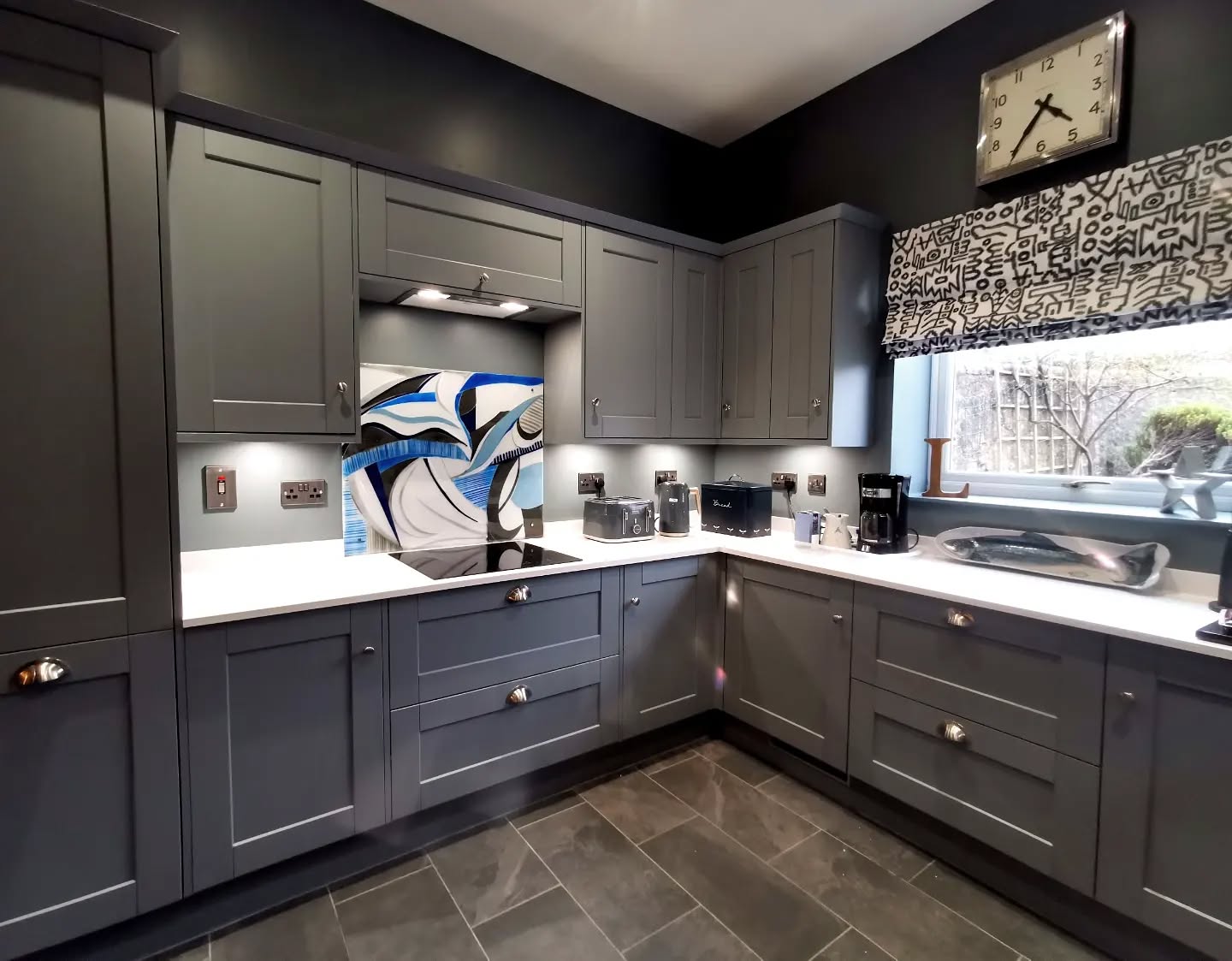 So lovely to get this splashback installed today, such a *gorgeous* new kitchen. Thanks so much for the commission! ๐๐๐
-
-
-
-
-
#kitchensplashback #splashback #commission #fusedglass #bullseyeglass #interiors #kitchendesign #glassart #interiordesign #interiorarchitecture #homesandinteriors #homedecor #kitchen #kitchenideas #paintingwithglass #modernart #modernism #abstractart