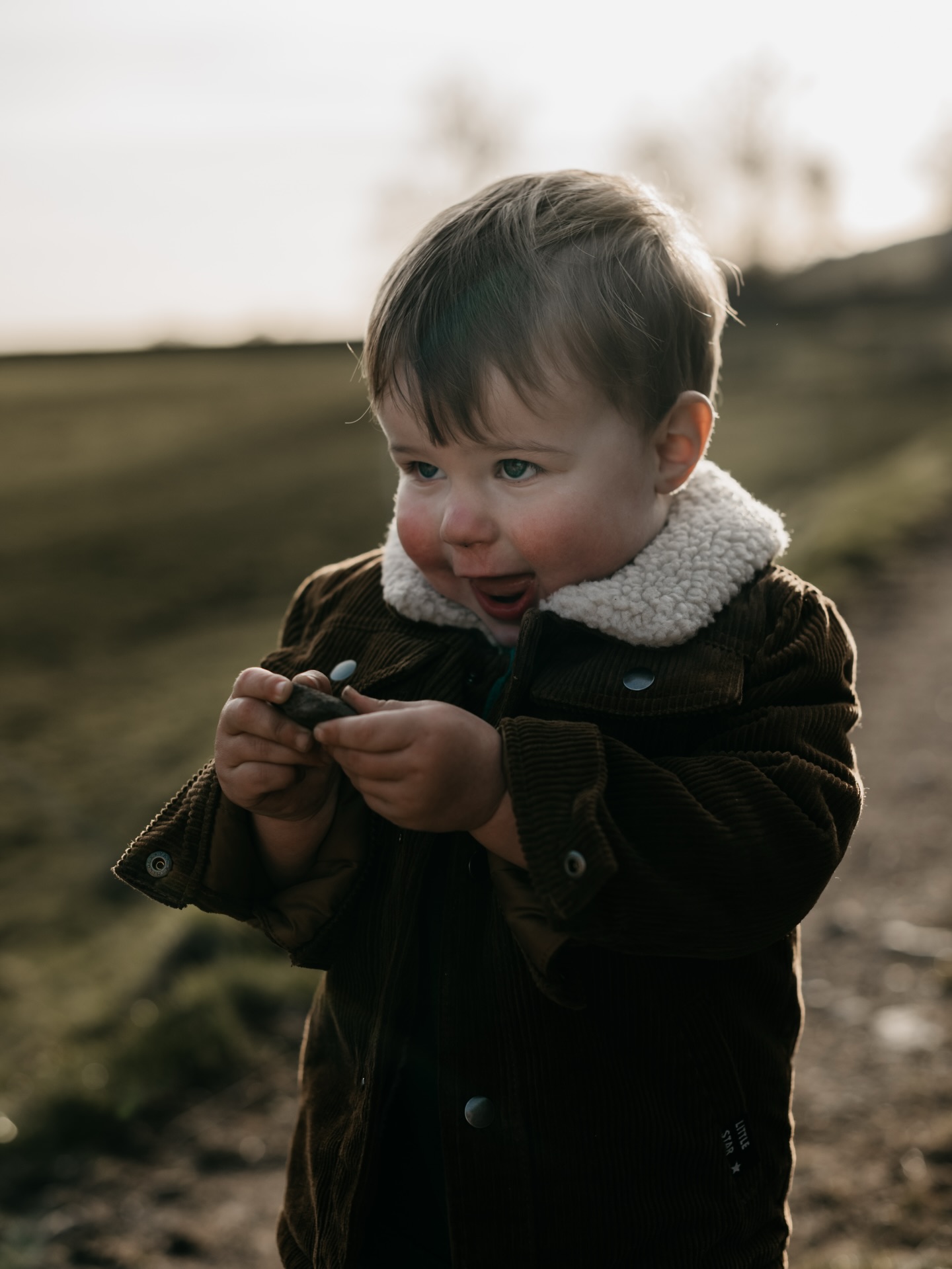 Wanneer ouders bij mij een shoot boeken is dit hetgeen waar ze zich zorgen over maken; Wat als mijn kinderen niet meewerken..?
In deze serie heb ik bewust de beelden gekozen waarbij de kinderen hun eigen plan trokken, want dat doen kinderen. Zeker als je ze meeneemt in de natuur of wanneer ze een jaar of 2 zijn.
Laat me je ook gelijk even uitleggen dat dit geen probleem is.
Kinderen die spelen, wegrennen, de show stelen, gekke bekken trekken zorgen voor plezier en verbinding. En dat laatste is precies wat je wil tijdens jullie fotoshoot, geen stijve poses maar echte momenten. Dus ren achter die 2-jarige aan, laat je 6-jarige in een boom klimmen en laat de 11-jarige haar stoere poses doen.
Als fotograaf heb ik alles al meegemaakt en het is me nog nooit niet gelukt, juist omdat ik geen perfectie nastreef.
En zijn de kinderen het echt beu, dan maak ik gewoon hele fijne beelden van jullie samen.
Want laten we eerlijk zijn.. dat was ook al weer veel te lang geleden.
#echtemomenten
#gezinsfotografie
#gezinshoot
#Studiofemme
#fotograafbrabant