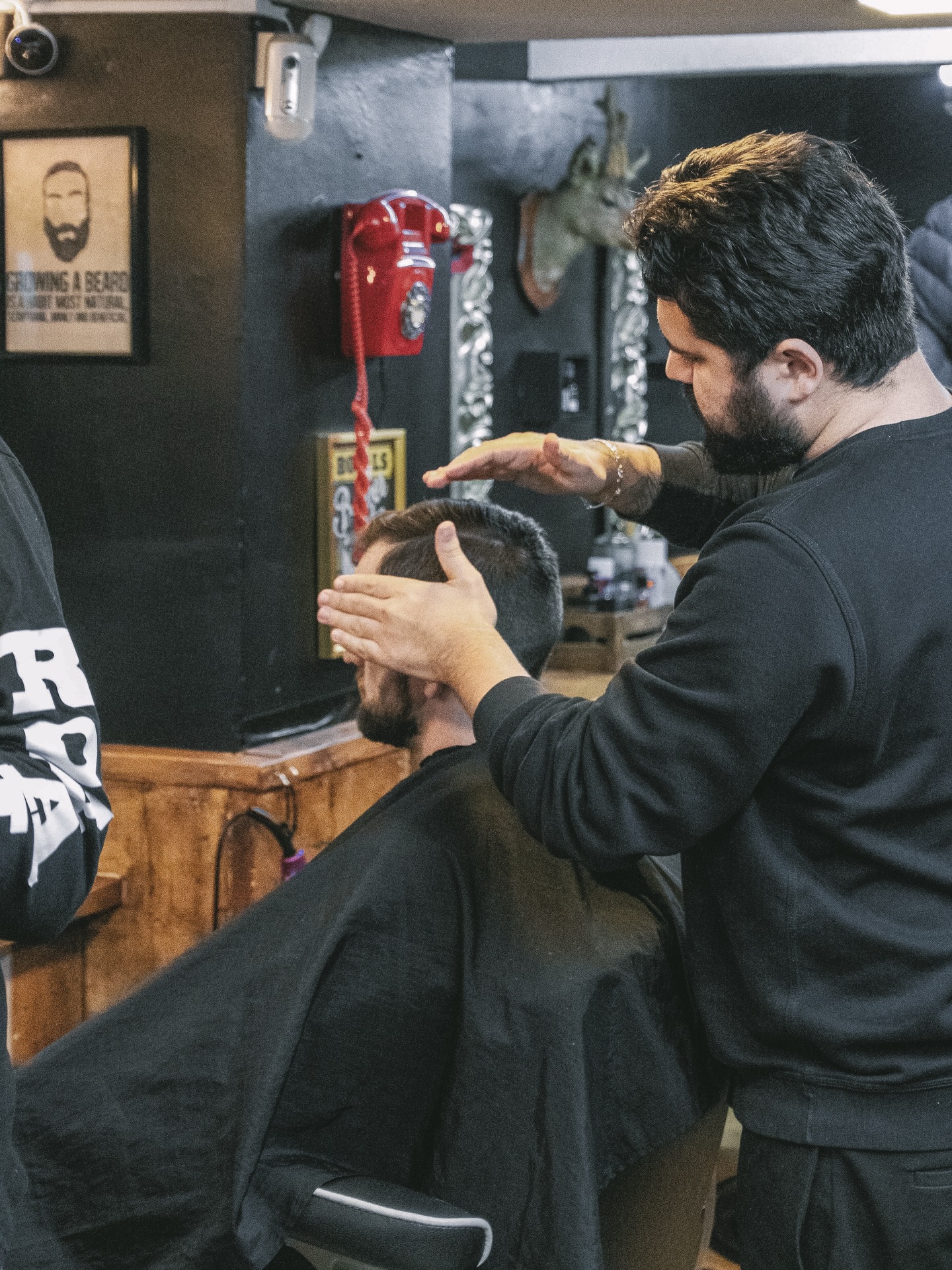 Busy Saturday incoming tomorrow at the shop! Paul and Lucas are fully booked (thank you to everyone who snapped up those appointments)
If you’re still looking to freshen up for the weekend, Dias has a few appointments remaining. Perfect time to grab a last-minute trim and head into the weekend looking sharp.
Book now via the link in our bio before those final slots go!
#royalsbarbershop #barbershoproyals