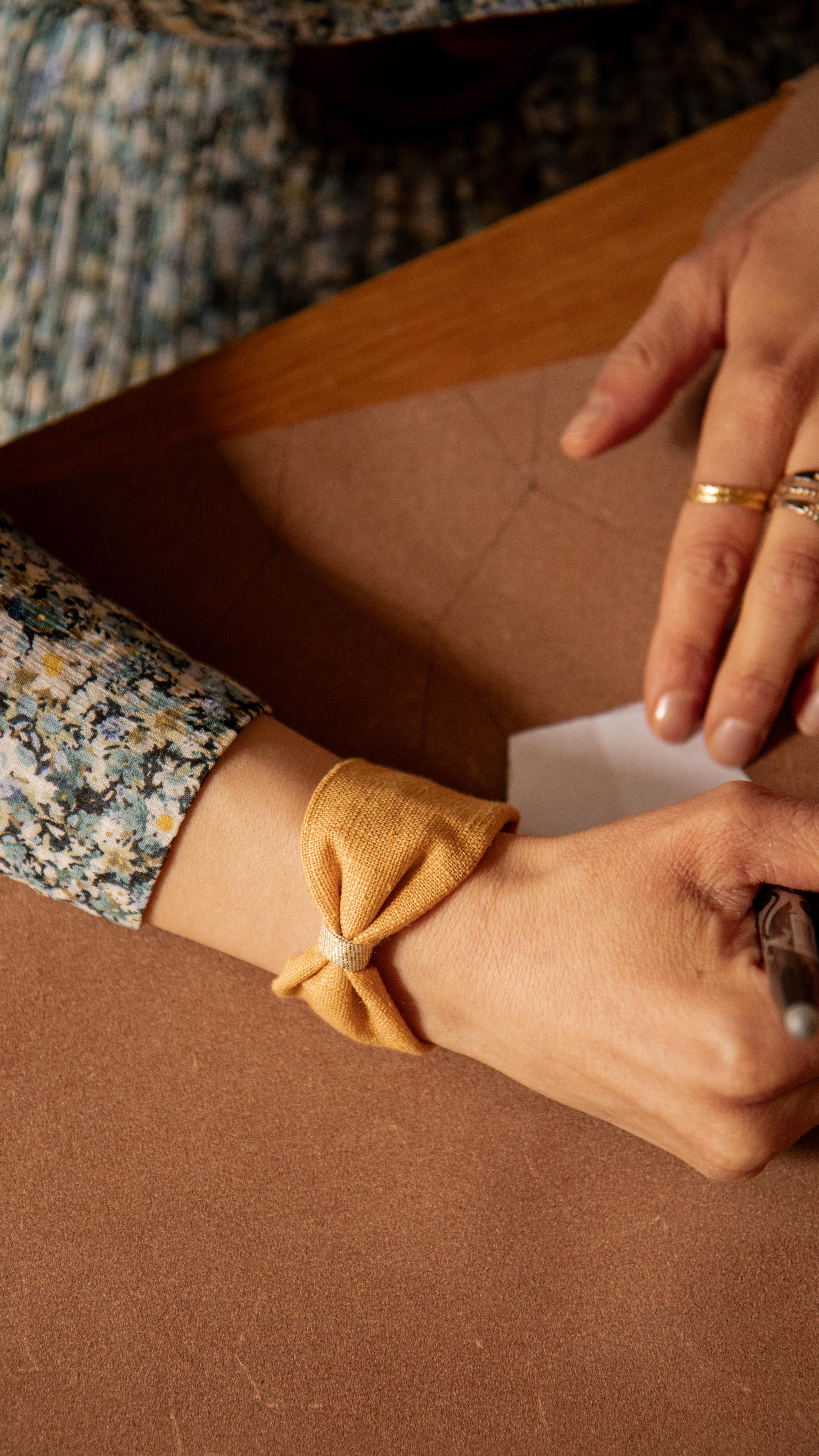 Journal d’une créatrice française : la confection de bretelles personnalisée pour la confrérie Tastevin - partie 1
Avec la coupe manuelle de chaque pièce en cuir qui habille le dos des bretelles, puis la couture des élastiques.
Je vous laisse dans les petits bruits de l’atelier et je vous donne rendez-vous pour la suite de cette commande personnalisée en partie 2 🙌🏻
@confrerie.tastevin
#bridetobe #asmr #creatricefrancaise #girlbosslifestyle #madeinfrance