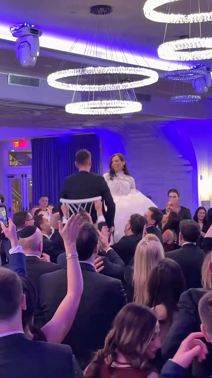 Jaclyn & Moty’s wedding did NOT disappoint!!! 🔥
A dance floor that stayed packed all night long and a celebration we will never forget at the beautiful @tillinghouse_nj 🥂🕺🏻🪩
(can’t forget some pretty cool surprises 🍿🥨)
#JaclynAndMoty #WeddingEnergy #NJWedding #WeddingVibes