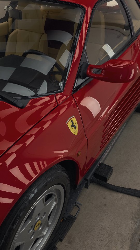 Como se leva um ícone quase perfeito à perfeição absoluta? O vídeo fala por si. 🎬✨
Receber este Ferrari Testarossa de 1991 nas nossas instalações foi um privilégio. Com 60.000 km no quadrante e já num estado excecional, este clássico precisava apenas daquele toque final de mestre da Iberdetail para atingir o verdadeiro estado de concurso.
Realizámos um Detalhe com uma abordagem inteligente, focada inteiramente na preservação. Para manter a autenticidade máxima deste Ferrari, o polimento foi realizado de forma cirúrgica num único painel para corrigir uma imperfeição específica, preservando o verniz original de todo o resto do carro.
Na restante carroçaria, focámo-nos numa lavagem e limpeza ao milímetro, finalizada com a aplicação de um Quick Detail premium para realçar o brilho puro, profundo e autêntico do icónico Rosso Corsa, sem recorrer a processos invasivos. 🛡️
No habitáculo, o tempo voltou para trás através de uma limpeza minuciosa e aspiração detalhada. Cada botão, grelha e recanto clássico foi limpo a seco e a pincel, respeitando os materiais originais dos anos 90 sem a aplicação de produtos condicionadores, mantendo o aspeto e o toque exatamente como saíram de Maranello. 💎
Colecionadores e apaixonados: é com este nível de transparência, respeito e rigor que tratamos os vossos investimentos.
📩 Contacte-nos para avaliar e detalhar o seu clássico com o cuidado que ele merece!
#iberdetail #ferraritestarossa #ferrariclassic #ferrari #detalheautomovel