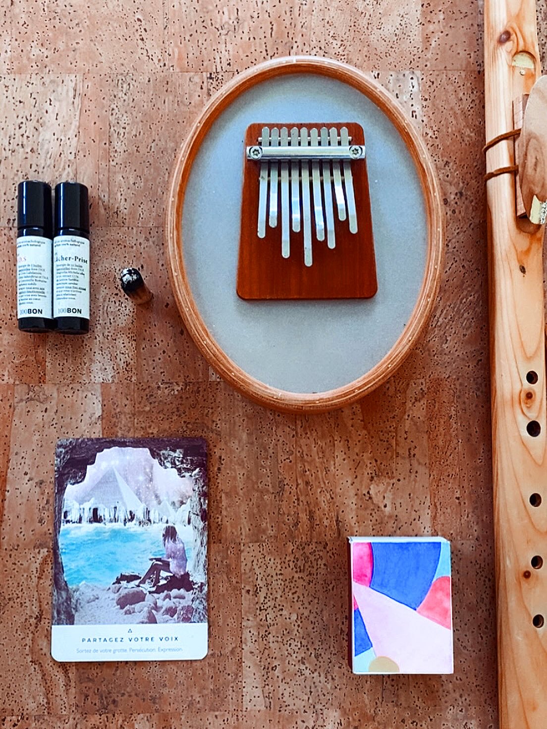 • NIDRA ET BAIN SONORE •
Que j’aime ces moments de pratique qui me régénèrent en profondeur.
Chacune de mes séances de yoga nidra comprend un bain sonore.
Les instruments offrent leurs vibrations et leurs énergies dans un moment particulièrement propice à leur réception.
Je tire aussi une carte qui vient délivrer le message que vous avez besoin de recevoir et nous clôturons par un mantra.
Merci à tout ce qui a permis au nidra d’arriver dans ma vie et de pouvoir partager ses bienfaits avec vous 🙏🏼