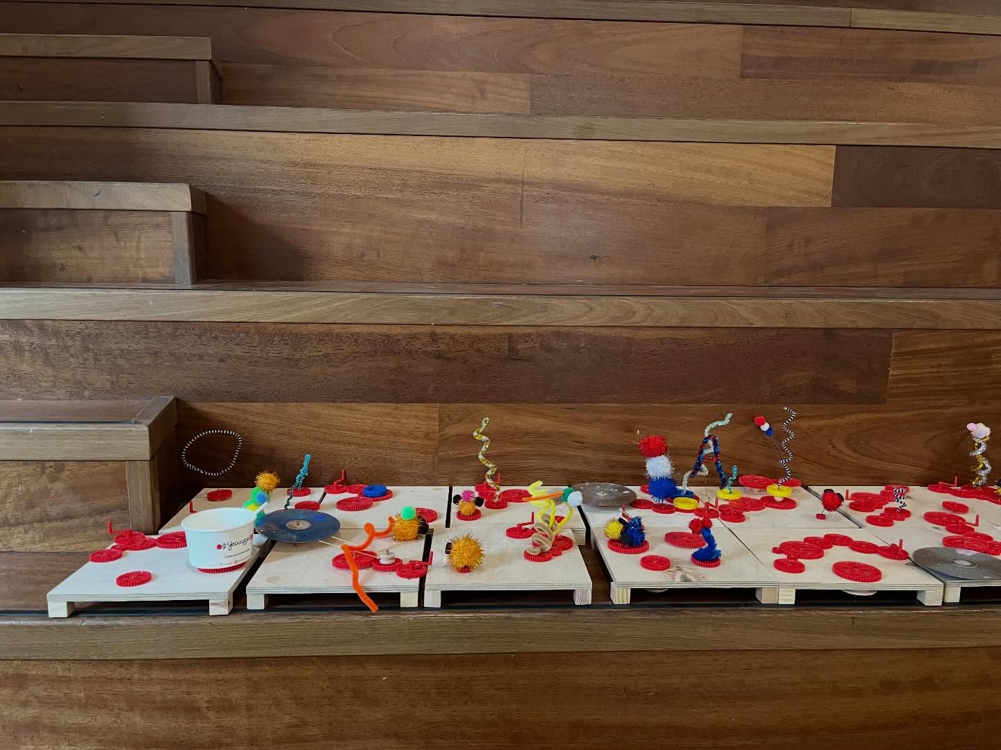 Kinetische kunst🤖 De kinderen van groep 6/7 zijn bezig met Kinetikon. Een project van @rodeloperopschool_amsterdam. Wat een enthousiasme!