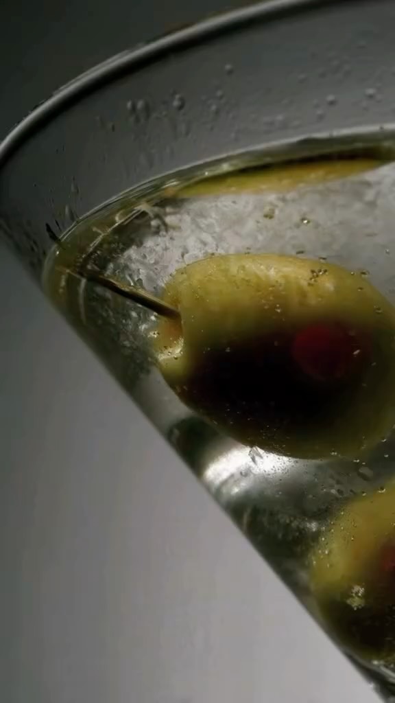 En la gastronomía de lujo, la experiencia comienza antes del primer sorbo.
Este estudio editorial explora cómo la luz, la materialidad y la composición pueden traducir el lenguaje sensorial de las bebidas en una experiencia visual.
Una narrativa donde cada bebida se presenta como un objeto de atmósfera, sabor y deseo, situado dentro de los códigos estéticos del mercado gastronómico de alta gama.
Para cliente B.L. by @designforai.studio
-
In luxury gastronomy, the experience begins before the first sip.
This editorial study explores how light, materiality, and composition can translate the sensory language of drinks into visual experience.
A visual narrative where each beverage becomes an object of atmosphere, flavor, and desire, framed within the aesthetic codes of the high-end hospitality market.
For client B.L. by @designforai.studio
🥃🧊
#editorial
#design
#digitalart
#luxury
#drinks
