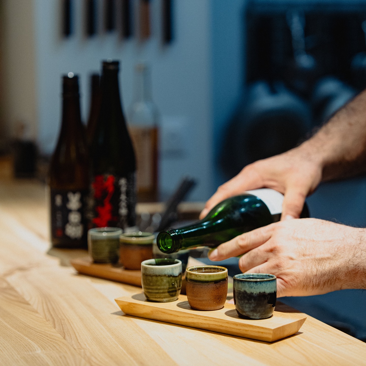 Rencontres et menus spéciaux au comptoir pour les 3 prochains mois.
Avril : Le mois des accords
Le 9/04 : @bertrand.henry.vigneron s’invite pour un accord Mets & Vins. Focus sur le terroir de Lavelanet-de-Comminges.
Les 23 et 24/04 : @toulouse.sake.club propose une sélection de sakés et alcools japonais pour accompagner les 8 temps du menu.
Mai & Juin : Dates exceptionnelles
Ouvertures spéciales pour la Fête des Mères (31/05) et la Fête des Pères (21/06). Menu Omakase 8 temps avec un cocktail apéritif offert pour l’occasion.
8 places par service, au comptoir uniquement.
Infos et réservations sur le site (lien en bio).
#toulousefood #omakasemenu #sakeclub #vigneron #kiyoshi #restauranttoulouse