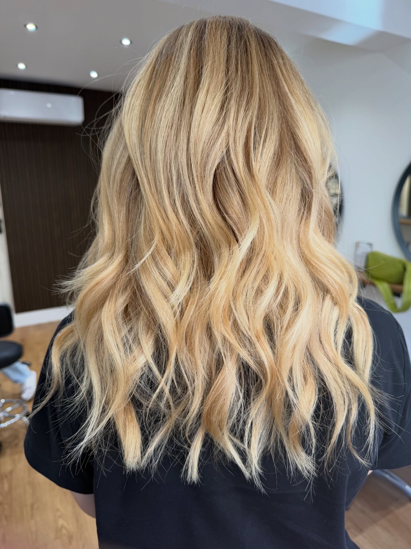 Beautiful balayage for Beth ✨
Our aim is to over all brighten but keep it very natural and lived in. Beth is super light naturally so luckily only needs her balayage refreshed every 9 months.
Balayage by @colourist_kasey
Cut by @dani_hairstylistcreate