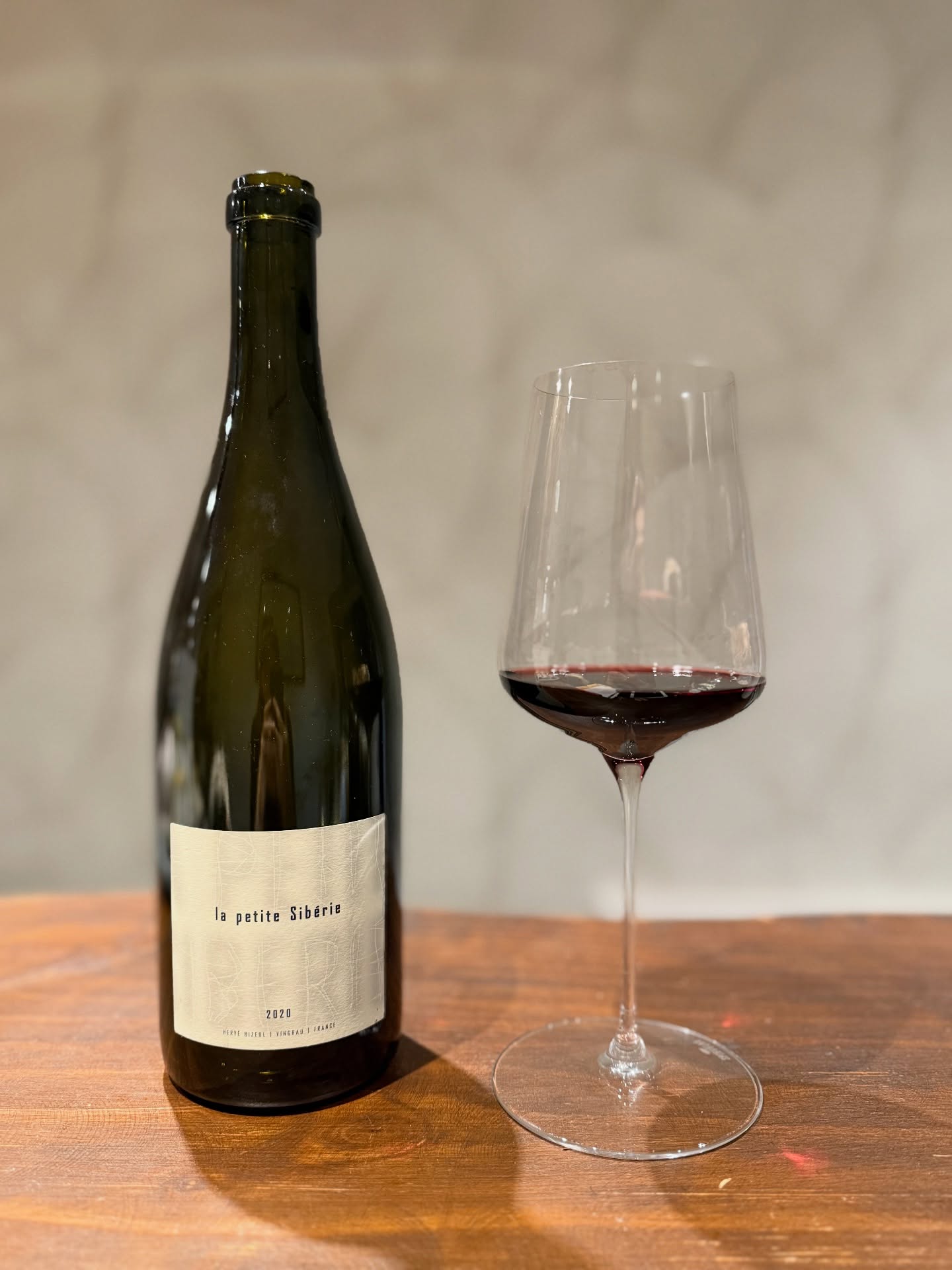 La Petite Sibérie vient d’une parcelle unique de vieilles vignes du Clos des Fées, au nord du Roussillon, dans la région de Vingrau/Calce. Exposée aux vents froids et secs du nord‑ouest, cette parcelle est surnommée « La Petite Sibérie », reflétant l’effet du vent ( Tramontane ) sur la maturation et le style aromatique.
Située sur un petit coteau sud, orientée est-ouest, la parcelle bénéficie d’un bon ensoleillement et d’un excellent drainage. Le sol, argilo‑calcaire recouvert de schistes rouges et noirs, est riche en minéraux, offrant complexité et intensité aromatique.
Le vin est principalement Grenache noir, certaines vignes étant pré‑phylloxériques. Les raisins sont vendangés à la main, macérés à froid et fermentés longtemps avec pigeage doux quotidien. L’élevage se fait en fûts neufs français, puis le vin est mis en bouteille sans filtration pour préserver arômes et texture.
À part lors de la dégustation au @closdesfees , je n’avais pas eu l’occasion de boire à nouveau la Petite Sibérie 2020. Je remercie nos clients de m’avoir donné l’opportunité de redécouvrir l’état actuel du vin. L’année 2020 a été très favorable pour le Roussillon, un millésime excellent comparé aux années sèches qui ont suivi. L’été a été chaud et sec, l’hiver bien arrosé ; les raisins ont atteint une maturité optimale, avec des arômes concentrés et une acidité bien préservée.
Le vin présente au nez des fruits noirs, de la réglisse, du graphite et des notes de garrigue. Le corps est plein, les tanins puissants mais fins, la texture riche et expressive. Le seul petit bémol est que le vin est encore très jeune : je considère que la Petite Sibérie appartient à ce que j’appelle les vins “inaccessibles” à l’ouverture immédiate. Après environ quatre heures d’aération, le vin semblait à peine commencer à se révéler. Je vais prochainement mettre la carte des vins en ligne, afin que les clients puissent prévisualiser et réserver leurs bouteilles. Cela nous permettra de mieux aérer les vins et de les servir dans leur meilleur état lors des repas.
#closdesfees #rousillon #lapetitesiberie #aixmaville