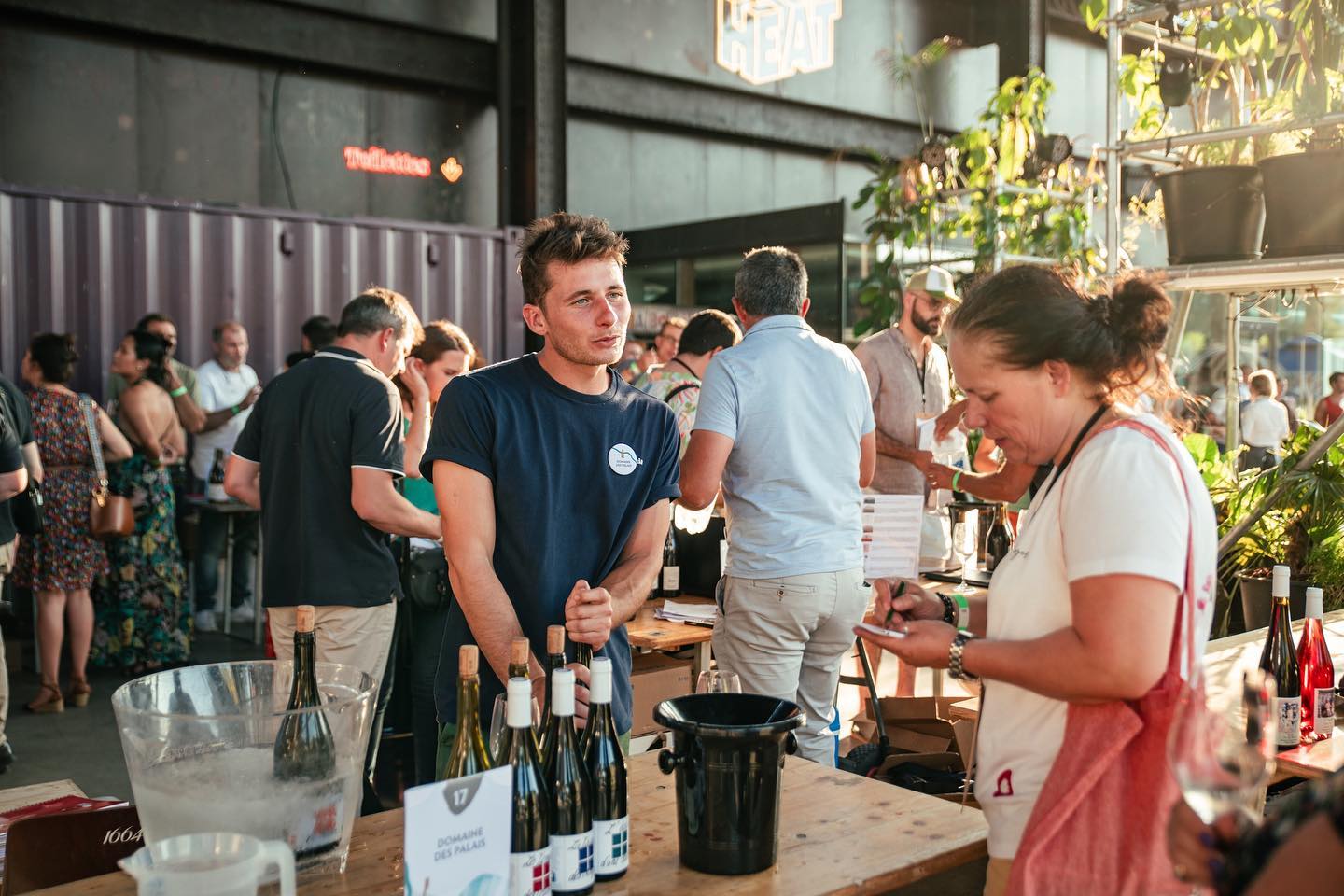 Retour en images de notre salon Loire Volcanique au @heat_lyon
Merci à @laurie__diaz pour ces beaux clichés !
Prochain RDV Ă Paris en fin dâannĂ©e !
@coteroannaise @loirevolcanique
#winetesting #heat #loirevolcanique #coteroannaise #domainedespalais #winelover #tasting #gamay