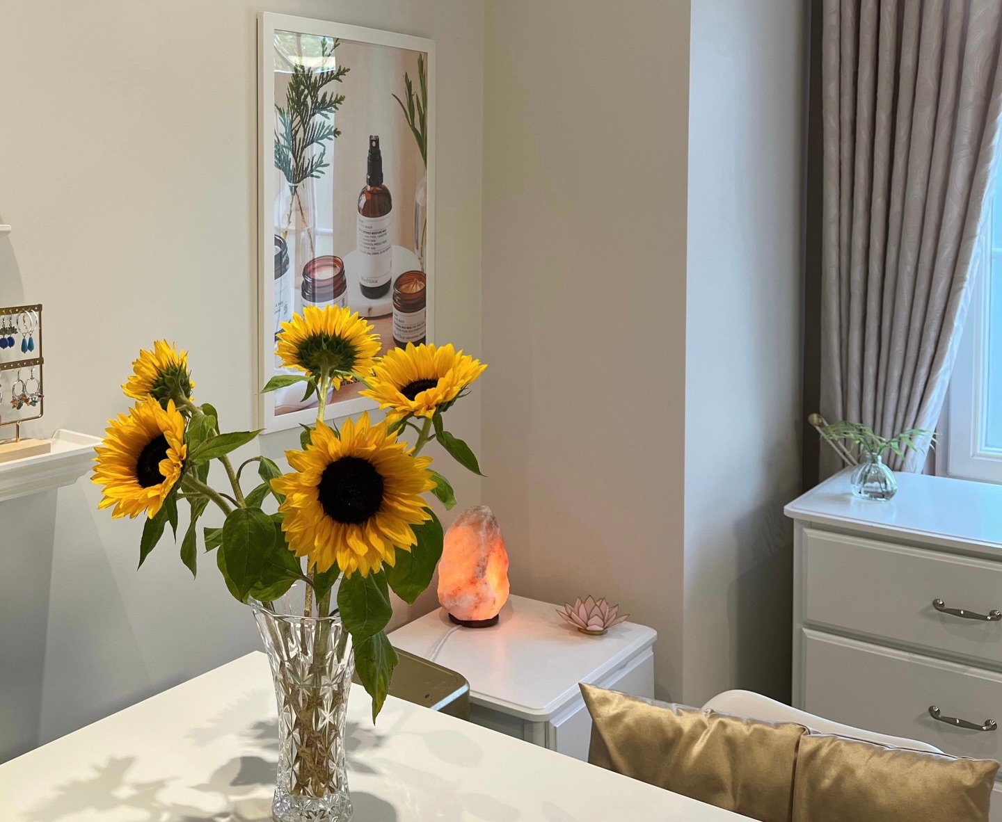 De lente staat om de hoek. Tijd om het wintervachtje 🦵🏼 weg te waxen zodat je bij de eerste lentezon meteen wat zon kan opdoen. 😊☀️