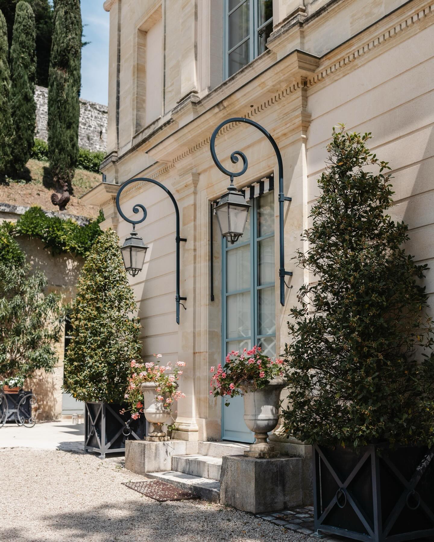 Le lieu est souvent le premier choix et l’un des plus importants pour votre mariage.
——
Pour le mariage de Sophie & Adriaan, chaque détail a pris vie au @domaine_des_bidaudieres avec l’accompagnement exceptionnel de @hera_et_harmonia qui a tout coordonné avec une douceur incroyable, et @domitilleatelierfloral , qui a sublimé chaque recoin. ✨
——
En tant que photographe, j’ai eu à cœur de capturer ces instants, car c’est le décor de l’un des plus beaux jours de leur vie.
& Si vous aussi, vous souhaitez que ces souvenirs restent vivants, je serais là pour vous accompagner et capturer chaque instant de ce jour si unique. 🦢
——
Love team ✨ :
• Wedding Planner: @hera_et_harmonia
• Lieu : @domaine_des_bidaudieres
• Traiteur : @marceulreceptions
• Robe : @carolinetakvorian
• Fleuriste : @domitilleatelierfloral
• Vidéaste : @david_dpfilms
• DJ : @you_nighted
• Coiffure : @hemisphair
• Make up : @les_makeup_de_flavie
• Location déco : @lovestories_concept
• Photobooth : @louisettephotobooth
——
#photographetours, #indreetloire, #toursmaville, #mariagecentre, #loirevalleywedding