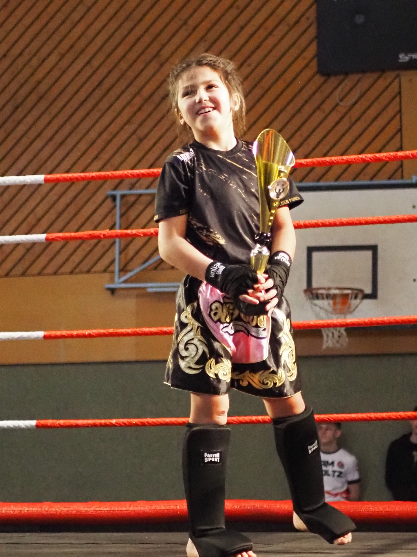 Voller Erfolg bei unseren Nachwuchskämpfern 🥊
Bei der Versmolder Kids Fight Night sind wir mit 5 unserer Nachwuchskämpfer im Alter von 8–12 Jahren an den Start gegangen. Unsere Kids haben großen Mut, Disziplin und Herz im Ring gezeigt.
Am Ende stehen 4 Siege und 1 Niederlage auf dem Papier – aber viel wichtiger sind die Erfahrungen, die Entwicklung und der Teamgeist, den unsere jungen Kämpfer an diesem Abend gezeigt haben. Wir sind stolz auf jeden Einzelnen von euch.
Wir sind stolz auf das ganze Team und auch darauf dass unsere Zuschauer wieder die beste Stimmung gemacht haben🥊
Danke an @versmolder_fight_night für die Organisation und Einladung 🙏
#kidsfightnight #k1kickboxing #nextgeneration