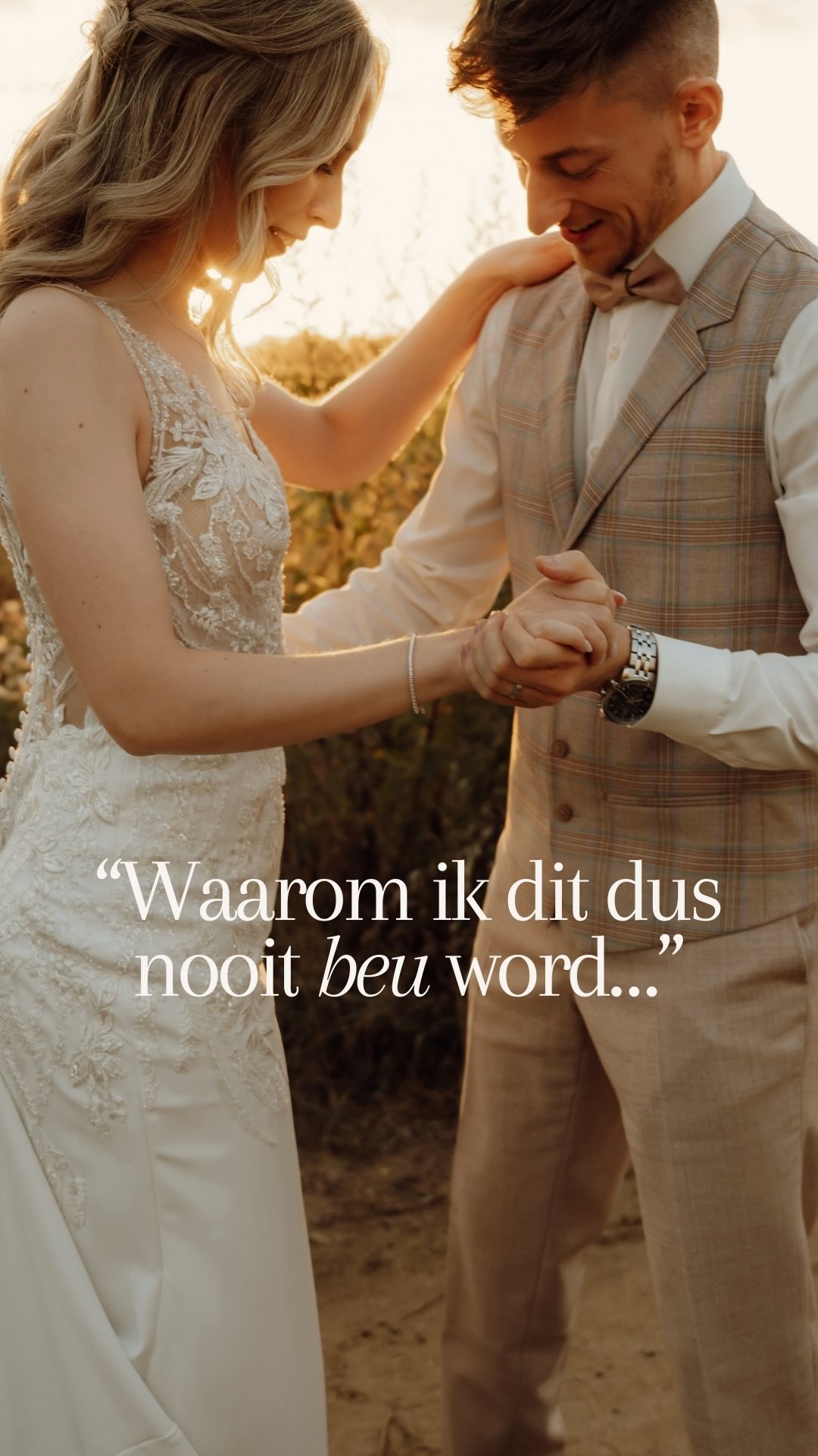 Soms sta ik midden op een trouwfeest, tussen dansende mensen, huilende mamaโs en lachende koppelsโฆ
en dan denk ik: hoe is dit mijn werk?
Ik mag van dichtbij zien hoe twee mensen elkaar kiezen.
Ik mag er zijn op de meest intense, mooie, chaotische en liefdevolle dag van hun leven.
En ja, ik sta daar soms ook met kippenvel.
Of met een brok in mijn keel.
Of met een mega glimlach van oor tot oor.
En ik zou het voor niets willen inruilen๐ค
#huwelijksfotograaf #destinationwedding #belgiumphotographer #storytelling