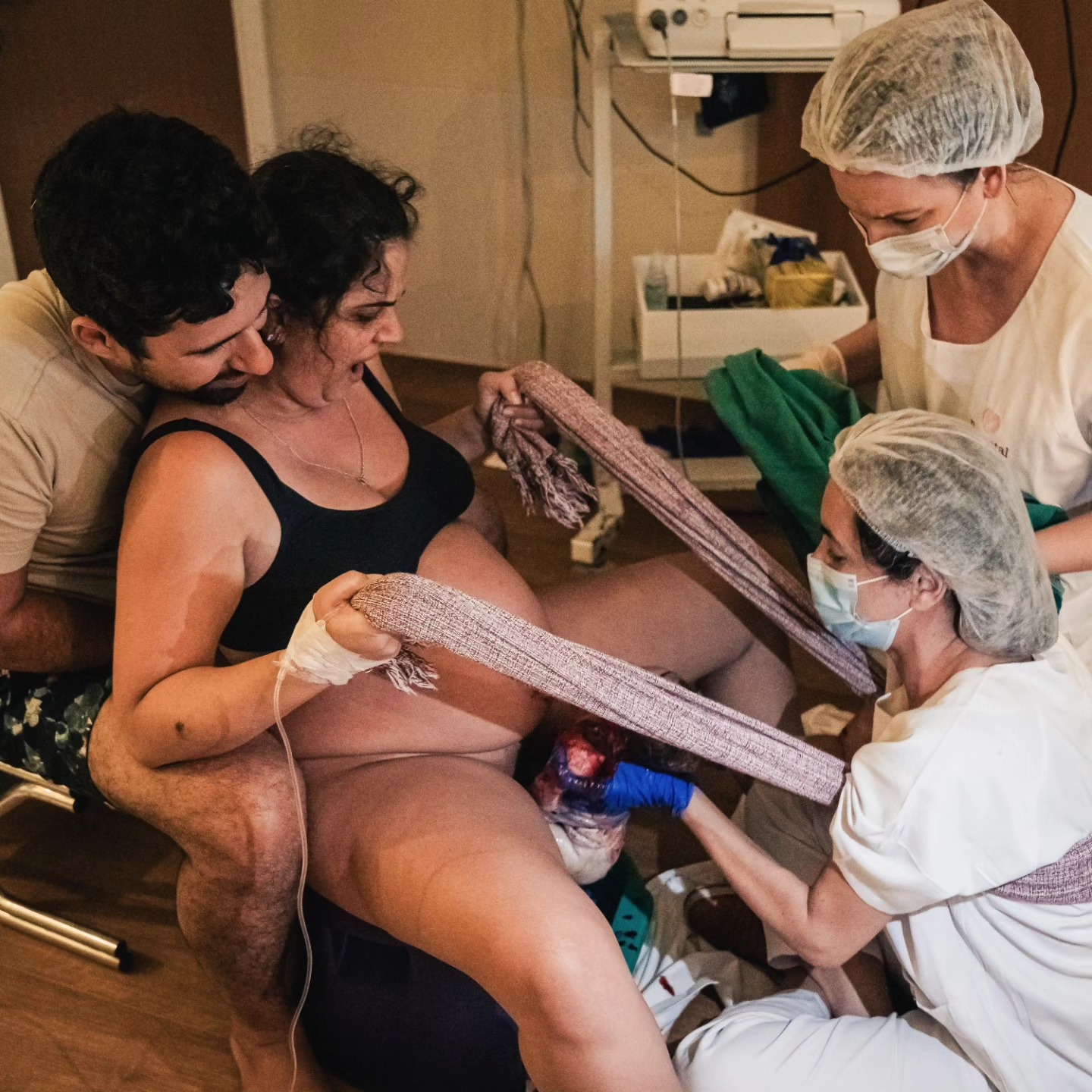 Sequência de fotos de Parto Natural, no seu tempo, com todo o respeito, conhecendo a historia e o amor de @larissa.sabino.franca.alves e @henrique_silvaalves, não há como não se emocionar. Muito grato pela confiança, pela lição e energia sempre!
A super @danibrabo_ e @larasomma.obstetra fazem toda diferenca nesse momento que merece muito carinho e comprometimento.