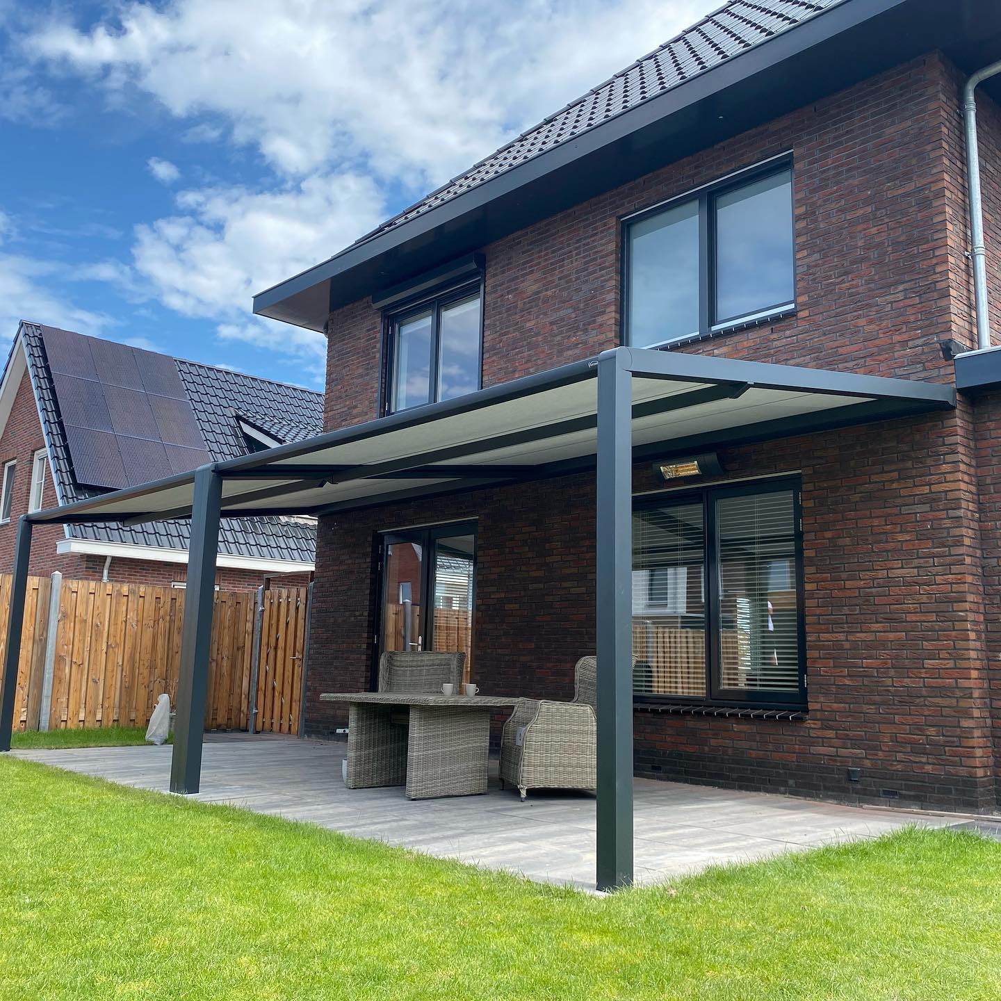Een gekoppelde Pergola zonwering gemonteerd van @verano_nl in De Goorn. #tumba #zonwering #makethisyourmoment