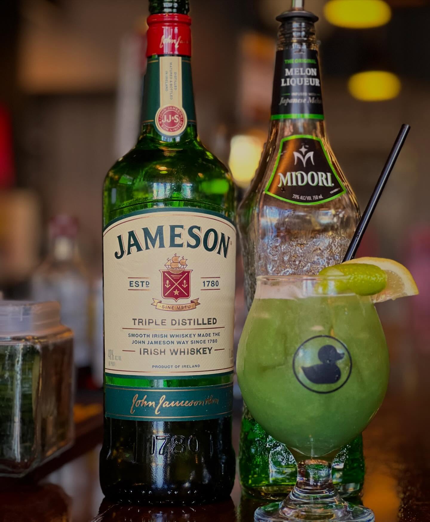 🔥Drink Special tonight!🔥
Irish Oasis ☘️☘️☘️
Jameson, Midori, lime, pineapple, glitter
#irish #oasis #eastprovidenceri #blackduck
