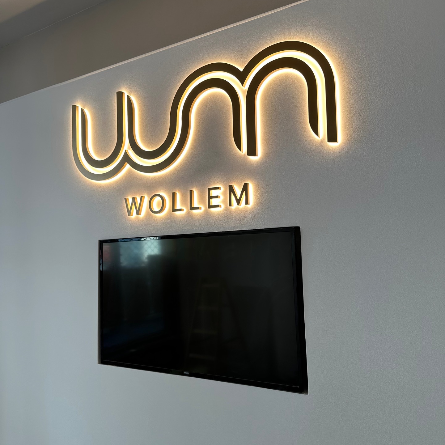 Logo s osvětlením pro interiér WOLLEM v Obecním domě #vyrobaloga #vyrobareklamy #polep
