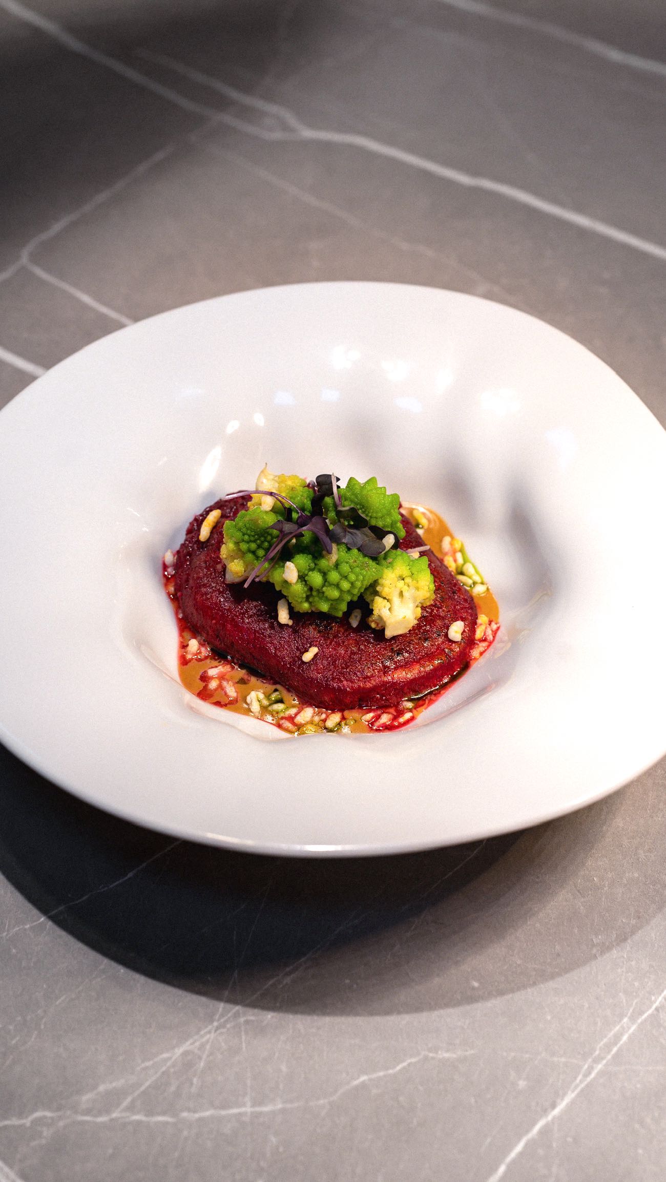 Korálovec 🍄🟫
Vámi velmi oblíbeny vegetariánsky chod!
~ Naložený korálovec v červené řepě, lanýžový olej, koriandrový olej, romanesco, chilli puffovaná rýže a arašídová omáčka.
Korálovec je výjimečný svým vzhledem, masitou texturou a chutí, která připomíná humra. Ceněný je ale hlavně kvůli svým medicínským účinkům. Tuto houbu najdete u našeho lokálního dodavatele @hou_bio 🍄🟫
Talíř Flamenco od @g.benedikt_1882 🍽️