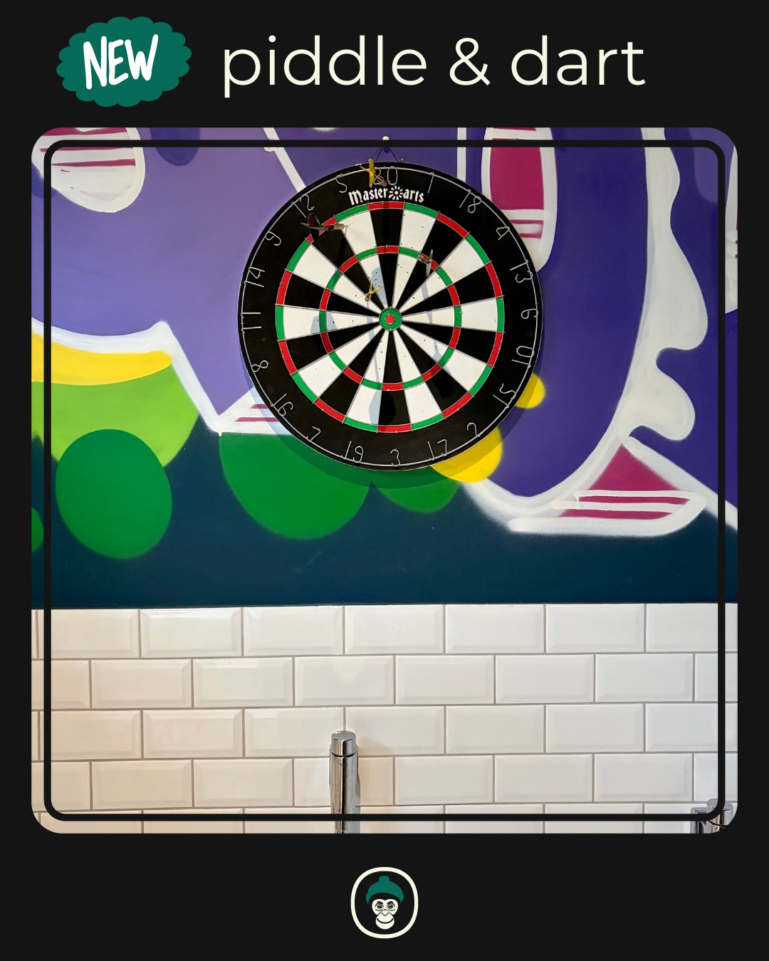 Hallo Jungs.
Habt Ihr schon immer mal einen Grund gesucht, wie die Mädels, gemeinsam mit einem Freund auf die Toilette zu gehen? Ist die Familienfeier zu langweilig? Redet Euer Date nur quatsch oder braucht Ihr einfach ein wenig privat time? Dann geht doch einfach aufs WC und spielt eine Runde Dart. Dafür haben wir hier extra für Euch eine Dartscheibe aufgehängt. Eine Tafel zur zählen der Punkte und ein Regal zum Abstellen der Getränke sind in Planung ;-).
Euer HN