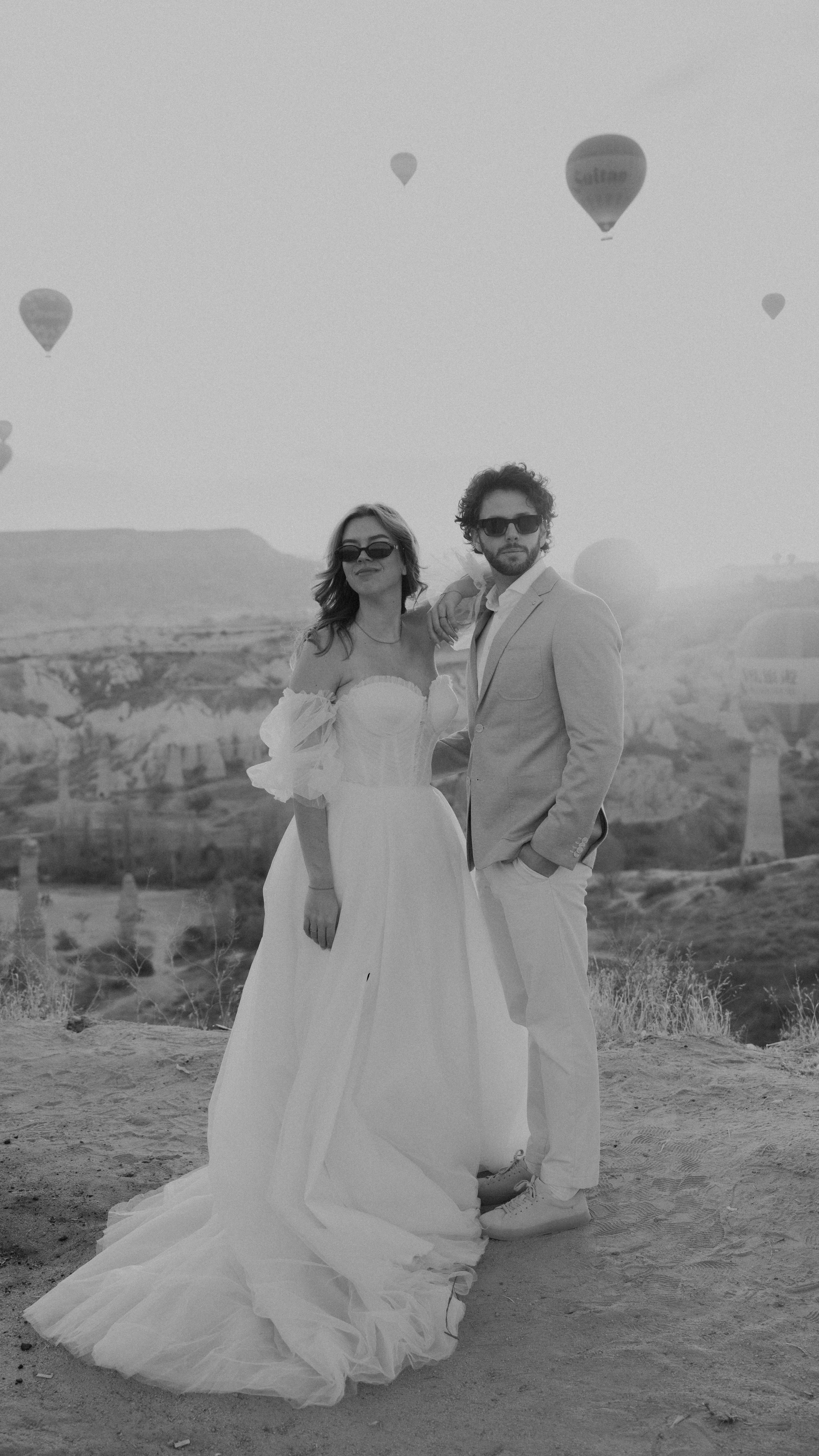 Wat doe je als je op een van de tofste locaties ter wereld bent en geen koppel bij je hebt? Juist. Dan vraag je gewoon je beste vrienden om model te staan. 🤣
Zo kwam deze elopement fotoshoot in Cappadocië tot stand. 📸