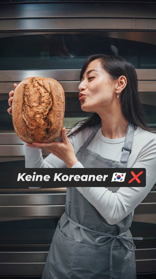 🤔 Oder sind wir doch Koreaner, die halt gerne vietnamesische Lieder singen? 🎙️ 😄
🎵 Song: "Xin đừng lặng Im" (dt. "Bitte schweige nicht", Konzertversion)
Hier wurde PRIVAT ein Geburtstagskuchen gebacken 🎂
#bäckerei
#backenmachtglücklich
#spassbeiderarbeit
