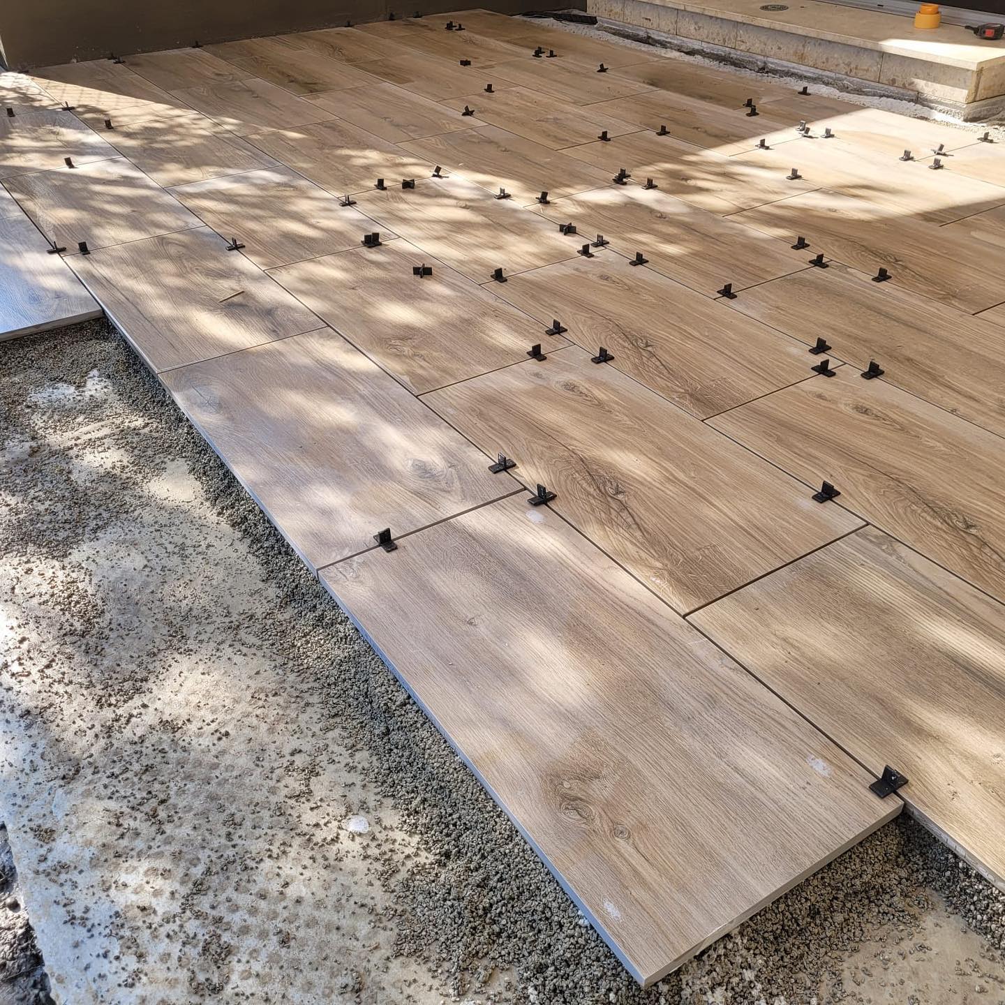Blick auf die heutige Baustelle
Keramikplatten von #villeroyboch in Holzoptik
#gartengestaltung #garten #gartenideen #gartenliebe #gartenbau #galabau #keramikimgarten
