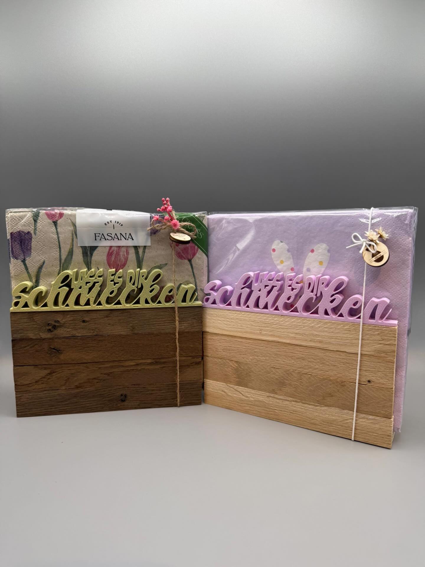 Der Frühling ist da 🌷
Zeit für frische Farben, kleine Aufmerksamkeiten und liebevolle Details.
Meine neuen Serviettenhalter bringen ein bisschen Frühlings- und Osterstimmung auf den Tisch 🐣
Perfekt als Geschenk, für Gäste oder einfach für eine schöne Tischdeko.
Handgemacht mit viel Liebe 💛
Mit verschiedenen Sprüche und Farben umsetzbar
Die Tage zeige ich euch auch meine kleinen herzigen Serviettenhalter❣️
#frühling #ostern #tischdeko #handgemacht #dekoidee serviettenhalter frühlingsdeko osterdeko handmade