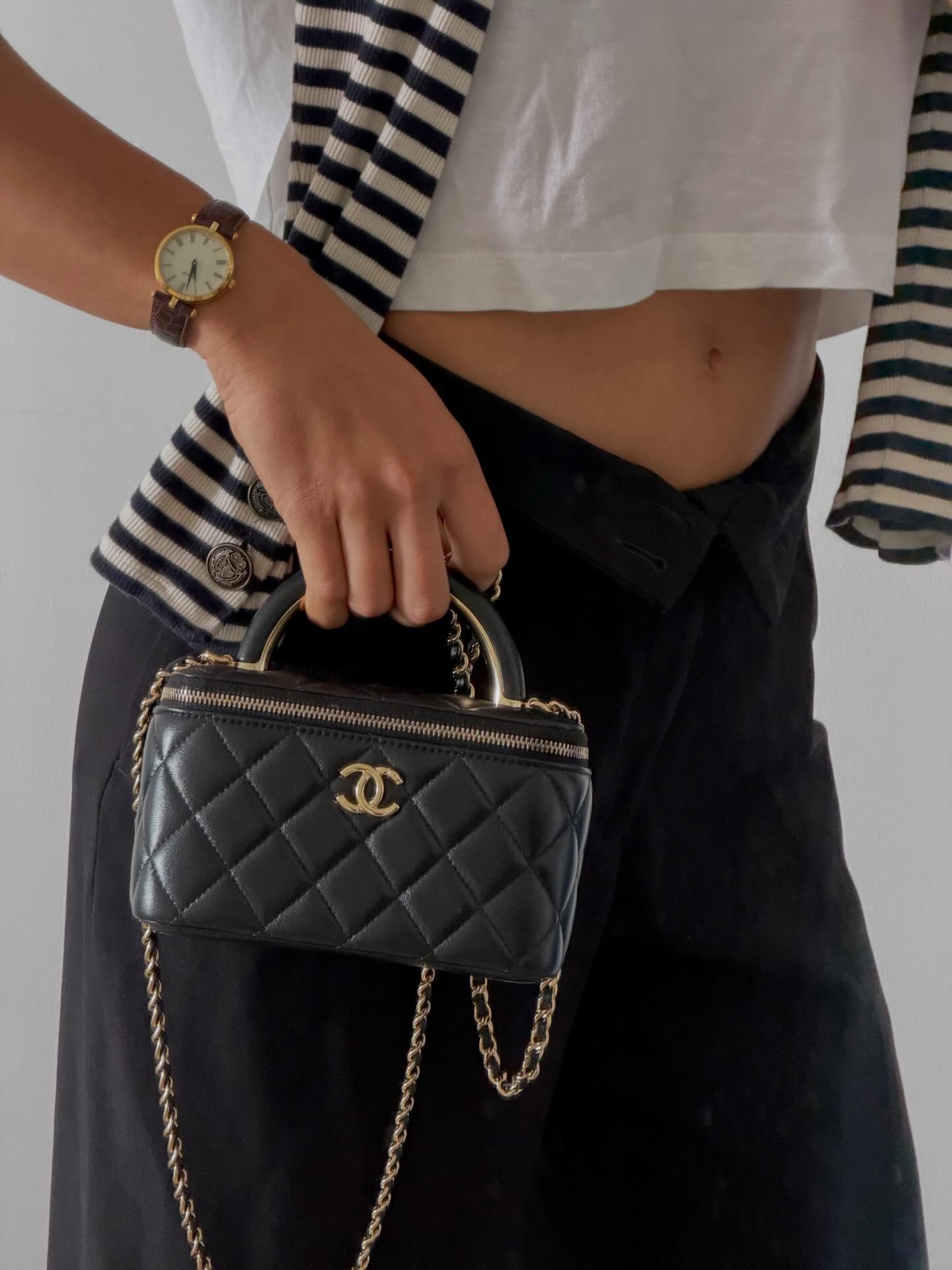 CHANEL Lambskin Leather Top Handle Vanity Bag Black זמין לרכישה מיידית!
#makeimpact_ii