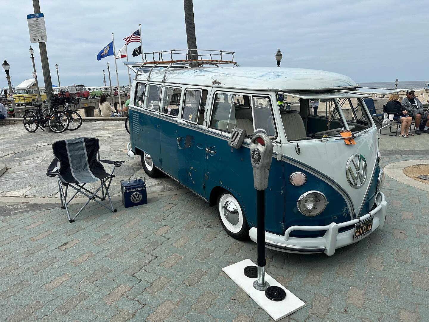 @thesantavw hanging out with the @kowabunga_van_klan