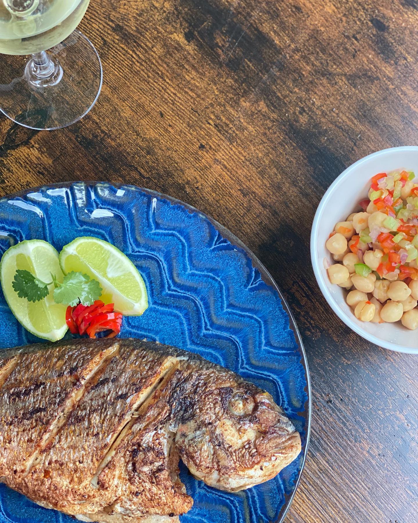 For lovers of good fish,
We present one of the most important dishes of this week: Fried Dorada 🐟 served in different varieties Sombrero-style ...accompanied with an exquisite chickpea salad and a side of your choice.
Se me hace agua la boca 🤤🤤🤤
Enjoy this great combination!
#doradafish🐟 #fresfish #iloveseafood #lunch #dinner #goodfood #chickpea #healthyfood #wineandfish #goodwine🍷 #sombrerolatinowiesbaden #latinosenwiesbaden #stadtleben #wiesbadenvibes #wiesbadenfood #wiesbadengastronomie #meinwiesbaden