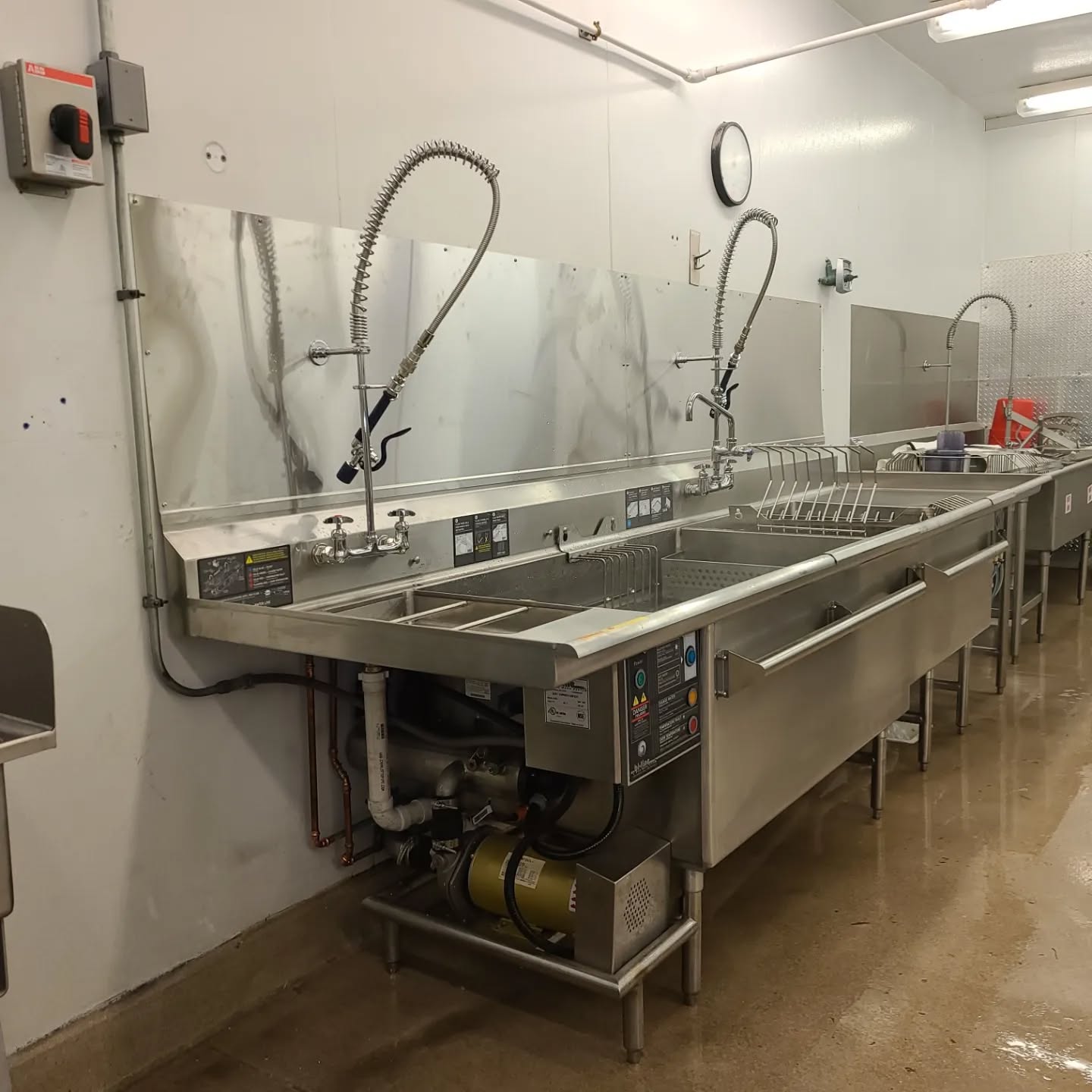 Just ensuring this meat departments keepin' it sanitary!
Brand spankin' new install of a commercial power soak sink! Check out the high dumpload of that big flow faucet! Don't ya wish your tub at home filled that quickly?!
The 3 phase 11 Amp motor washes it all away!!!
#sanitize #t&sbrass #powersoak #professionalplumbing #commercialplumbing #stainlessteel