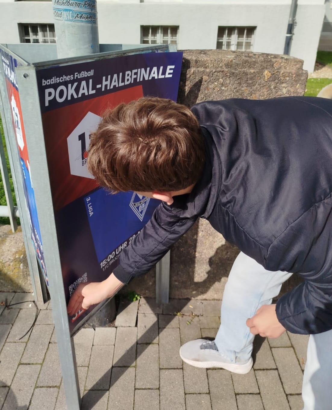Schon unsere Plakate entdeckt 🔎👀
Seit heute morgen stehen an knapp 20 Standorten unsere Plakate für das Halbfinale gegen den SV Waldhof Mannheim 💪
Ein riesiges Dankeschön gilt an unsere Mitglieder Thomas und Lukas Barth, die heute Morgen die Plakate angebracht hatten
🤝💙❤️