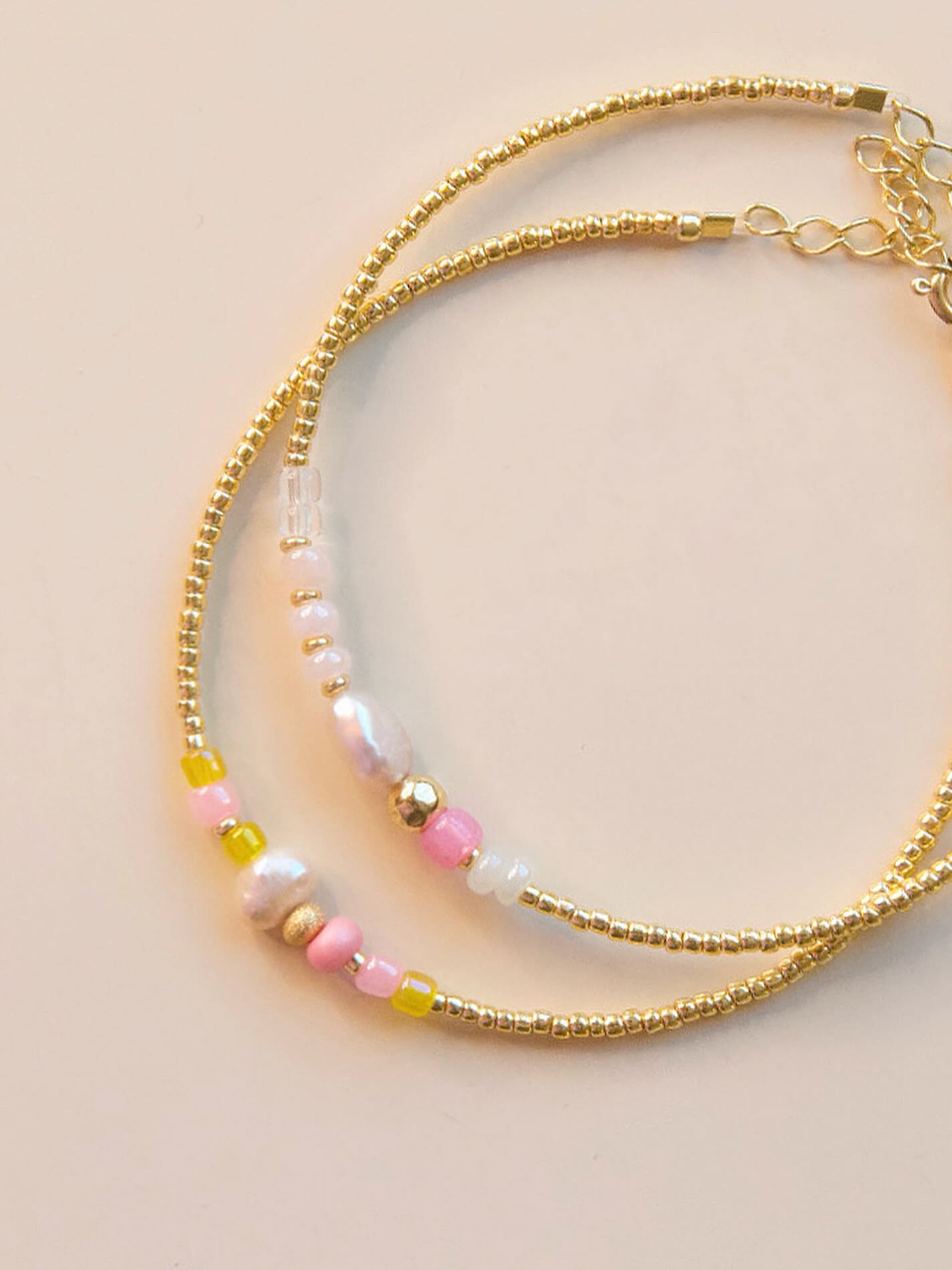 Stacking golden details ✨ pearls, beads and a touch of color 💕