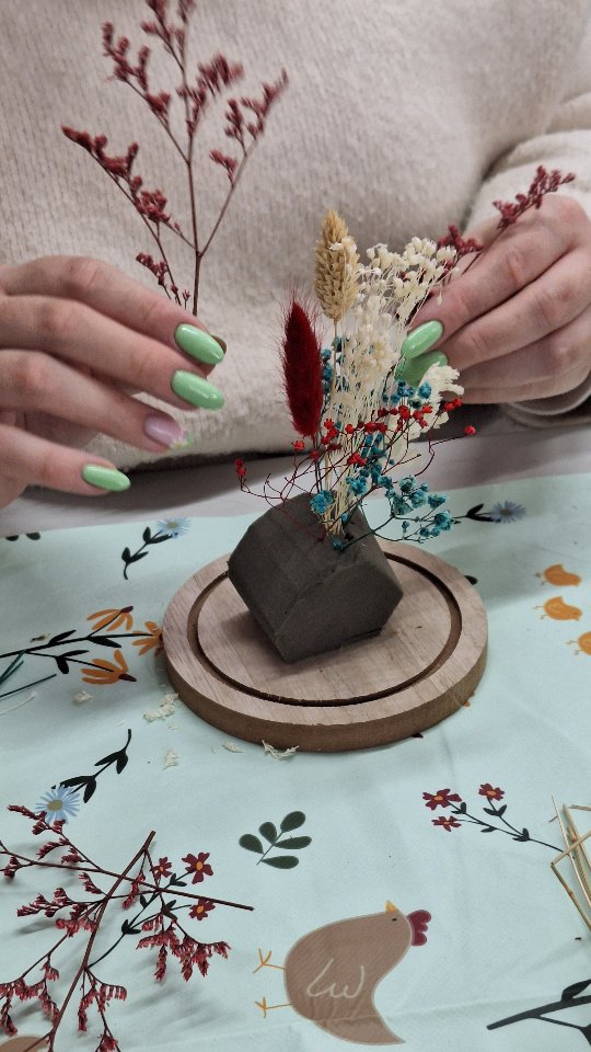 ✨ Moment créatif autour des fleurs séchées ✨
Lors de cet atelier, chacun réalise sa cloche fleurie unique, en choisissant ses fleurs, ses couleurs et sa composition. 🌸
Un joli moment de partage, de créativité et de détente… et chacun repart avec sa création faite main. 🤍
Cet atelier se passait chez @compose.cafe.douceurs et @lestresorsdecoralie
Il y avait aussi @d_argile_et_de_fils qui animait un atelier macramé !!
Envie de participer au prochain atelier ?
📩 Contactez-moi en message privé pour les dates et inscriptions.