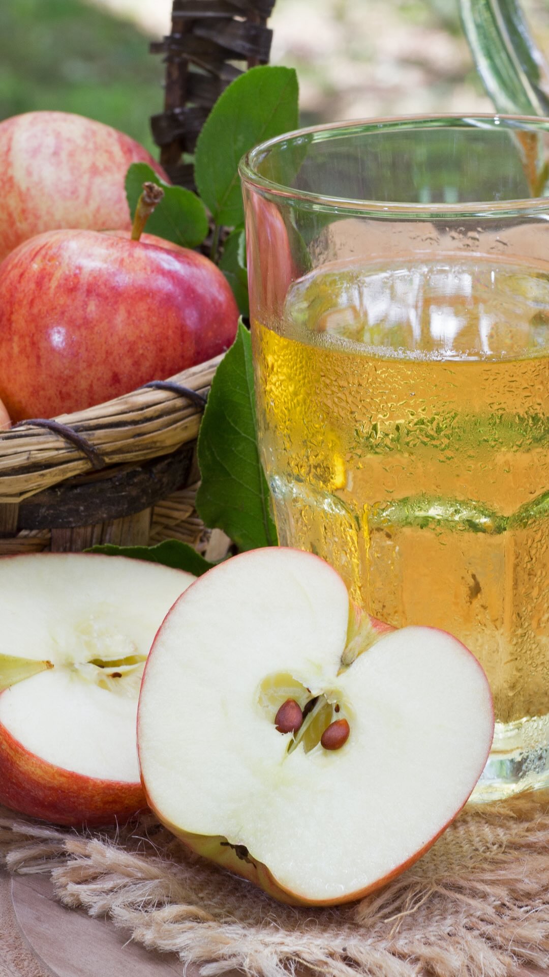 A bebida é de goiaba… mas tem suco de maçã 🍎👀
Por quê?
Porque o suco de maçã é o “coringa” da indústria de bebidas:
✔ sabor neutro (combina com tudo)
✔ custo mais baixo
✔ ajuda a adoçar naturalmente
✔ dá volume e padroniza o sabor
Por isso ele aparece em refrigerantes, néctares, sucos mistos e refrescos… mesmo quando não é o sabor principal 😉
Agora me conta: você já tinha reparado nisso nos rótulos?
#suco #maçã #alimentos #sucodemaça
