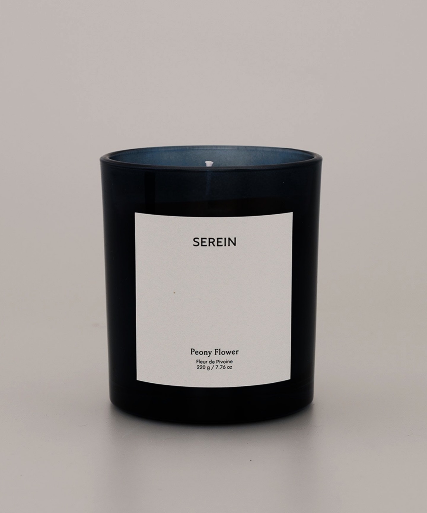 peony flower.
our softest but most romantic scent. flesh tones of rose and iris as the top notes before you comes to the heart of peonies. to finish it off with a powdery musk with a hint of golden honey.