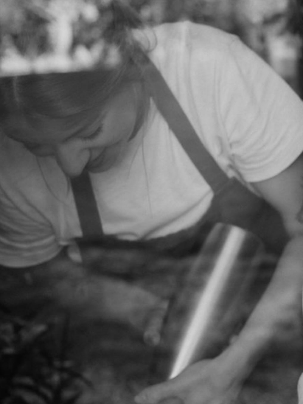 «As tu été comptable avant ? Tu devais t’ennuyer ..! » Une phrase que j’ai entendue assez souvent.
Pendant 8 ans, j’ai été comptable en milieu agricole.
Et je ne me suis jamais ennuyée.
Mon métier ne consistait pas seulement à aligner des chiffres.
Il fallait les comprendre, les analyser… et surtout les raconter.
Parce que présenter des comptes à un exploitant, ce n’est pas lire un tableau.
C’est expliquer une année de travail, un choix,
parfois une difficulté.
Derrière chaque bilan, il y avait une histoire.
Un exploitant épuisé après une année compliquée.
Un éleveur inquiet pour ses veaux.
Une exploitation fragilisée par la sécheresse.
J’y ai vu les difficultés, la solitude parfois…
mais aussi une incroyable persévérance.
Des familles soudées autour d’une terre.
Une sensibilité cachée derrière une carapace solide.
Et cet amour du métier : continuer malgré les obstacles.
Ce métier m’a appris la patience, l’écoute, la responsabilité aussi.
Mais il m’a surtout permis de découvrir l’envers du décor de ce monde agricole que beaucoup défendent… sans toujours le connaître
Aujourd’hui, on me connaît surtout comme cheffe privée.
Mais je sais une chose :
je ne serais jamais devenue la professionnelle que je suis aujourd’hui sans ces 8 années de comptabilité.
Chaque expérience construit la suivante.
📷 @claire_duchaigne
.
.
.
#parcoursprofessionnel #reconversionprofessionnelle
#chefprivé #histoire