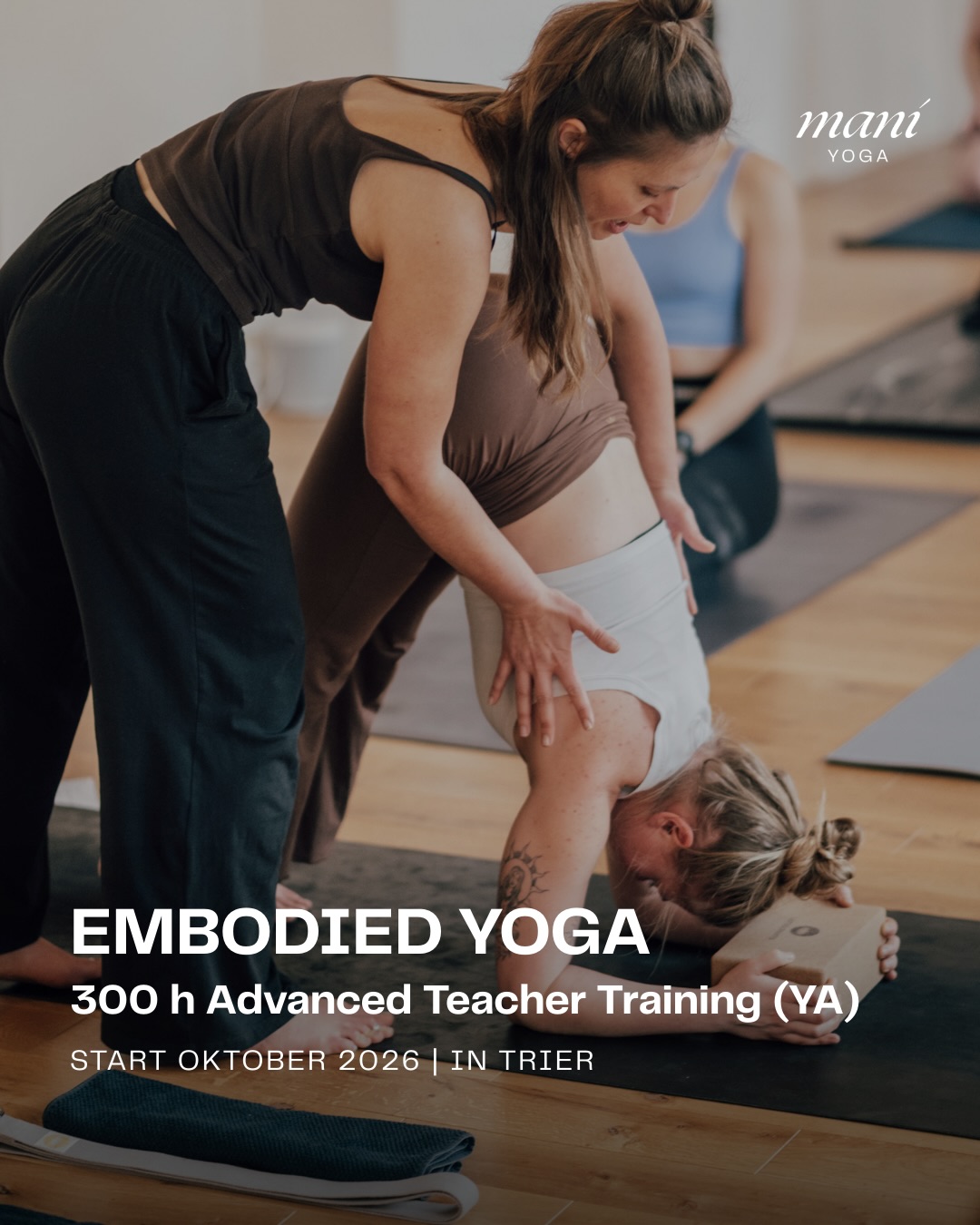 Die Hälfte der Plätze ist bereits vergeben! ♥️
________
Du hast deine 200h Ausbildung abgeschlossen und spürst:
da geht noch mehr.
Mehr Tiefe für deine Praxis. Mehr Klarheit in deinem Teaching.
Unsere 300h Advanced Teacher Training ist für alle, die ihre Praxis weiterentwickeln und Yoga noch ganzheitlicher verstehen möchten.
Bei unserem Infoevent nächsten Sonntag, 22.3.26 lernst du uns, Elli & Sara als Ausbildungsleitung, kennen.
Wir teilen mit dir Inhalte, Aufbau und Ablauf der Ausbildung und beantworten alle deine Fragen. (Anmeldung via Eversports 🫶🏽!)
Komm vorbei, lass dich inspirieren und spüre, ob das dein nächster Schritt ist. ✨
#300hteachertraining #advancedteachertraining #300hyogateachertraining #yogalehrerausbildung #yogaintrier