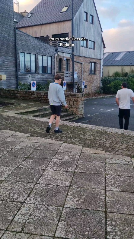 extrait d'un cours Particuliers de Parkour ! accessible à tous.tes de 7 à 77 ans 😊 En Bretagne ou Deux-Sèvres 🐒
#parkour #vivrefort #bretagne #trebeurden