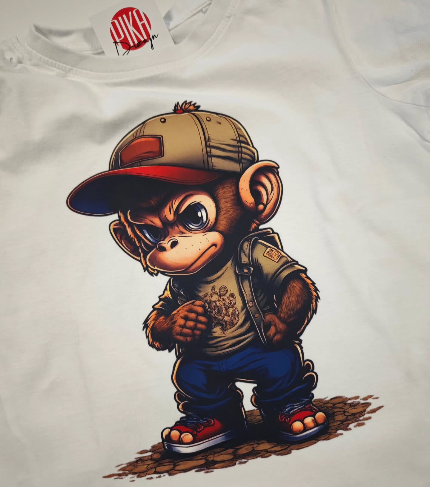 🐒 Poznaš to situacijo?
Otrok je čisto obseden z nekim likom iz risanke…
Ampak v trgovinah tega preprosto ni za dobiti.
Luka trenutno obožuje opice 🐒🍌
Najti majico z opico na policah? Misija nemogoče.
Zato obstaja Pika dizajn. ✨
📩 Pošlješ idejo
🎨 mi naredimo dizajn
👕 in majica je že v izdelavi.
Iz iste grafike lahko naredimo tudi nalepke za zvezke, mape, flaško, okna in še kaj.
Pika dizajn – ko nemogoče postane otročje preprosto.