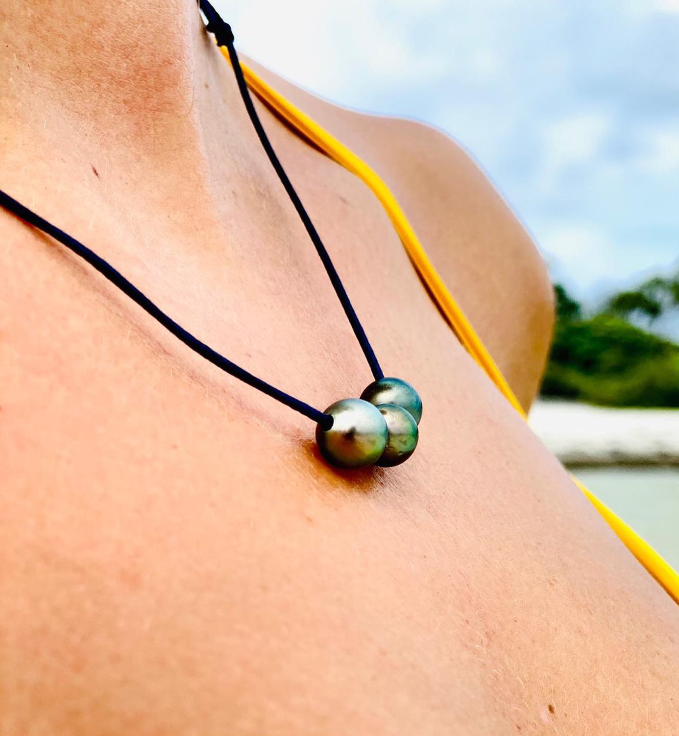 ⚠️ Stock limité ⚠️ Nos bijoux sont exceptionnellement expédié depuis la France au mois de décembre (3-4 jours ouvrés). Donc n’hésitez pas si vous recherchez une idée de 🎁 original et éco-responsable à mettre au pied du sapin 🎄