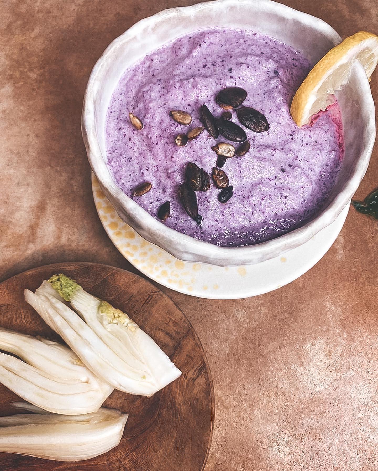 Nouveau Module et recettes dans le programme Holis!
Je vous l'avais un peu annoncé hier, j'ai la grande joie de vous présenter Ambre, qui complète la partie Nutrition du programme de 10 semaines, Holis Body & Mind (si tu es dans le programmes, c'est en ligne, youhou!)
Elle t’invite en douceur et bienveillance à observer ton rapport à la nourriture, à prendre conscience qu'il existe une alimentation saine et qui a du goût.
Dans son métier, Ambre propose du coaching en nutrition et des recettes sans sucre ajouté. Sa relation conflictuelle avec la nourriture l’a amenée durant plusieurs années à s’interroger, se former et expérimenter comment la nourriture peut être ou un carburant ou un trou noir…
Tu sais, quand la nourriture nous fatigue au lieu de nous énergiser.
Quand tu ne parviens pas à dire non au paquet de pépitos.
Quand le repas au resto n’a pas la même saveur sans dessert.
Quand tu culpabilises lors de l’apéro du vendredi soir.
Tu vois ce que je veux dire ?
Ambre a étudié la question durant des années et nous livre des explications simples (rassure-toi on est loin d’un cours de diététique) mais parlantes et, surtout, des pistes pour retrouver de l’énergie au quotidien.
Grâce à Ambre, je te partage 3 super contenus supplémentaires dans le programme:
· Une masterclass en vidéo, focus sur la faim émotionnelle
· Un pdf avec des recettes pour booster ton peps, ou le retrouver…
· Un workbook de 28 pages, « Se libérer du sucre », pour compléter toutes ces infos avec des focus sur le sucre mais aussi sur les différentes formes de faim (tu savais, toi, qu’il y en a 7 ?!?), des conseils anti-fringales, encore des recettes et même un chouette carnet d’observation de ta faim pour traquer les ennemis de ta forme (et ses amis aussi).
Choisir de bien manger, ça influence notre bien-être et ça ne veut pas dire manger moins ni manger sans saveur, loin de là.
Les recettes qu’elle nous transmet mettent clairement l’eau à la bouche !
Si tu ressens de la fatigue malgré une alimentation équilibrée, si tu ne sais pas résister à l’appel d’un « petit plaisir » sucré, si dire oui à l’apéro te fait culpabiliser, alors le contenu d’Ambre va t’intéresser!
Tellement heureuse🥰