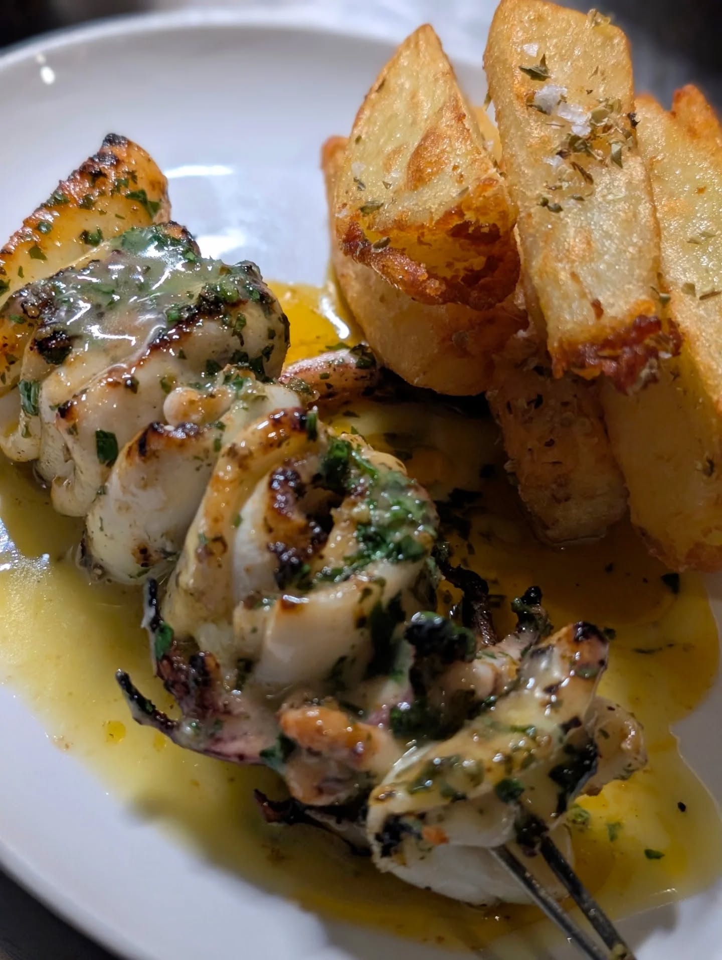 Grilled Local Squid, Chips & Ladolemono
The sun is shining, the days are fresher and longer. This dish reminds me of early spring on Hydra. Heading to Taverna Xristina, where Dimitri, the owner would go fishing at night and let us know the next day that squid was on the menu.
The only difference is we add a little cumin & achiote to the marinade but the rest remains the same
.
.
.
.
.
.
.
#greekfood #ecuadorfood #localfood #brightoneats #spring