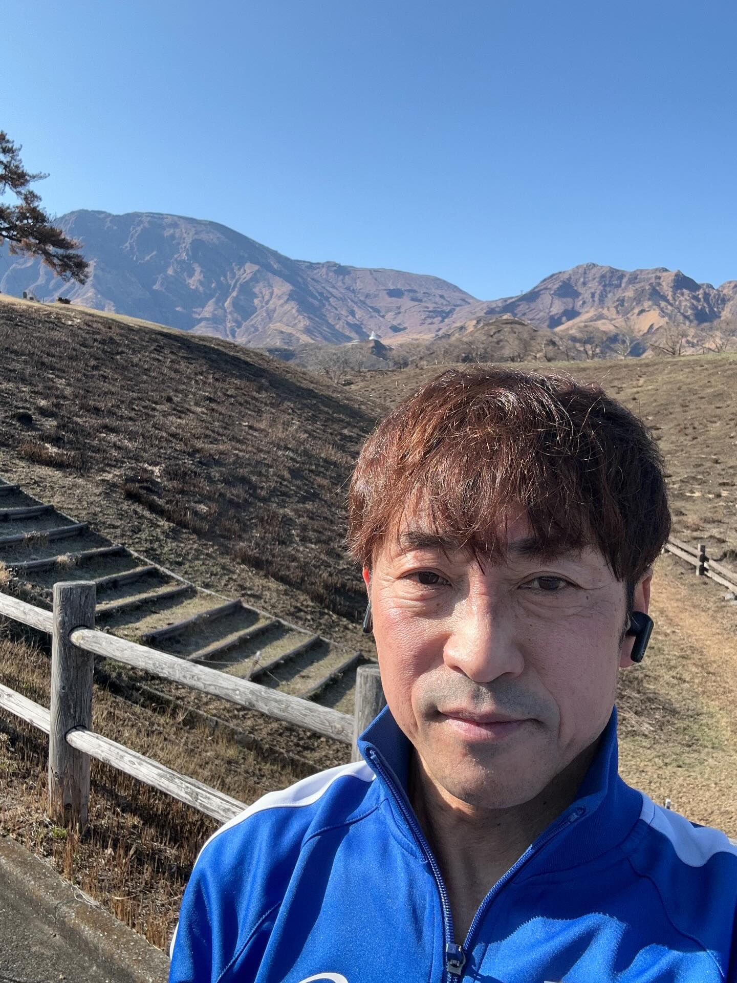 朝のランニング
最近は、新道場と新しい教室の準備等でとてもハードでした。
久しぶりに時間が取れたので、トレーニングに来ました。
体を動かす事は笑顔になりますね。阿蘇は暖かいです。